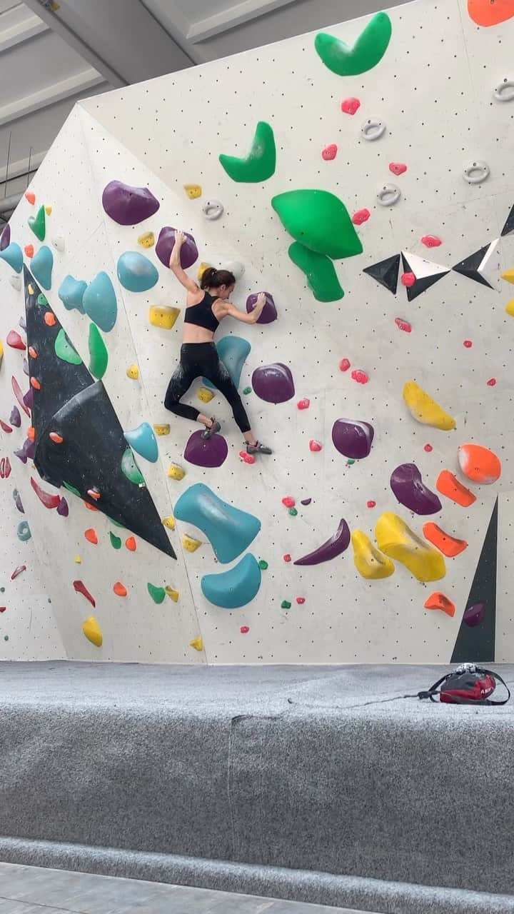 ジュリアン・ワームのインスタグラム：「From a gym morning at @lehangar_bouldering the other day😍!  @grimper.ch 👌🏻」