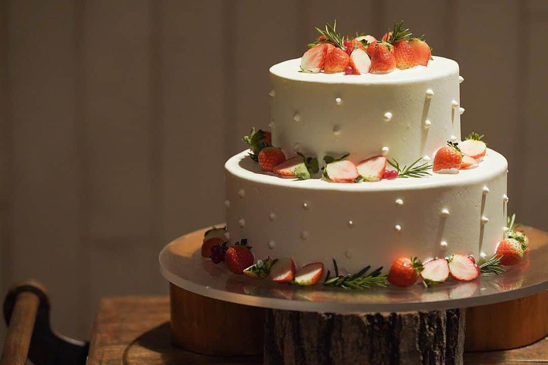 ラクラリエールのインスタグラム：「* #ウェディングケーキ #オーダーメイドケーキ ⁡ ドット柄のクリームに いちごをあしらったシンプルだけど可愛らしいウェディングケーキ*.  クラリエールでしか つくれない結婚式を↟𖠿* ⁡ #ふたりの未来も幸せにするウエディング #クラリエール#ラクラリエール #森の結婚式#ガーデン ⁡ #子連れ結婚式 #大恋愛僕を忘れる君と #家族挙式#少人数結婚式 #結婚式準備#2023年冬婚#2023年秋婚 #大宮結婚式場#埼玉プレ花嫁#東京花嫁 ⁡ #ガーデンウエディング#結婚式場見学 #ナチュラルウエディング #埼玉結婚式#リゾートウェディング #三橋の森 #ガーデン挙式 #プレ花嫁 #軽井沢ウエディング#パーティ会場 #ブライダルフェア#那須ウエディング #ナイトウェディング」