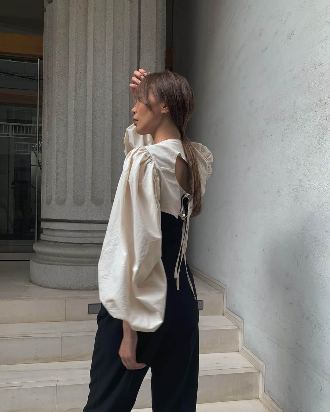 真部理子さんのインスタグラム写真 - (真部理子Instagram)「🤍HENSHIN BOLERO エロカワがものすっごくオシャレに変身🪄 ⁡ ⁡ @sorm.86  またまたとっても素敵すぎるお洋服を 出会わせてくださりありがとうございます！ ⁡ めちゃくちゃ最高な紹介リールを見て 心がバキュンと狙い撃ちされました💘 ⁡ ⁡ お揃いな皆さん、 街で見かけたら思わずニヤけると思いますので𓀡 あ〜早く誰かに会いたいなぁ〜。 ⁡ ⁡ ⁡ #リコトレ #sorm86 #henshinbolero #ボレロ #coordinate #コーデ #ブラックコーデ #ワイドパンツコーデ #モノトーンコーデ #きょコ #高身長女子」6月19日 19時50分 - riko_manabe