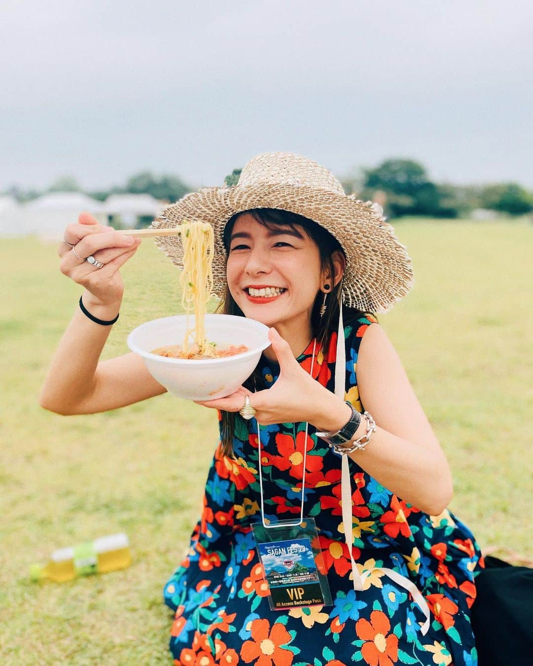 スザンヌさんのインスタグラム写真 - (スザンヌInstagram)「有吉ゼミの激辛チャレンジ 🌶️🤯🔥で ともに闘い、ご一緒して仲良しになれた（からーいの頑張って食べた甲斐があったよほんと🥺） #dozan11 @dozan11 さんにお誘い頂き 行ってきたよ #サガンフェス2023  @sagantosu_official  んもうねっっっ さーっいこうだった☺️🌈😌🌈☺️   青春時代も今もずっと聴いてるアーティストの皆様の生歌に美味しい食べ物に🍻最高メンバーで大好きしかない夏のはじまり🌈 （ちゃっかりステージにお邪魔させてもらって急激な緊張でひっくり返るかと思った😂貴重な体験ありがとうございました🥺こんなことならブーツ履いてけばよかった😂）  ごはんどれも美味しかったけど #dozanスペシャル  #牛骨ラーメン 🍜みんなおかわりしたくらい最高だったよもう食べたい🤤❤️‍🔥  質問もらったワンピは @freada__official 🌺 ビーサンは @oofos.jp 🩴 麦わら帽子は @orient_millinery   はぁ♡よかったぁ 音楽って素晴らしい！！ この余韻でしばらく頑張れる❤️‍🔥  また来年もありますように🙏🙏🙏 #サガンフェス2023  #dozan11三木道三 さんのお人柄はまるで太陽でした🌞 ありがとうございました😌」6月19日 19時50分 - suzanneeee1028