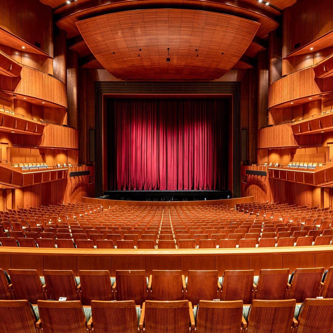 のインスタグラム：「The New National Theatre, Tokyo, celebrated its 25th anniversary in this season.  It was established for the performing arts of opera, ballet, dance and drama, and as the premier centre for comprehensive performing arts in Japan, it hosts around 250 stage performances a year 👯   -  昨年開場25周年を迎えた、新国立劇場。   オペラ、バレエ、ダンス、演劇という現代舞台芸術のために設立され、日本における総合舞台芸術の最高の発信拠点として、年間約250ステージの主催公演を行っています👯   #tokyoartsandculture  #新国立劇場 #newnationaltheatretokyo #shibuya #tokyotrip #tokyostreet #tokyophotography #tokyojapan  #tokyotokyo #culturetrip #explorejpn #japan_of_insta #japan_art_photography #japan_great_view #theculturetrip #japantrip #bestphoto_japan #thestreetphotographyhub  #nipponpic #japan_photo_now #tokyolife #discoverjapan #japanfocus #japanesestyle #unknownjapan #streetclassics #timeless_streets  #streetsnap #artphoto」