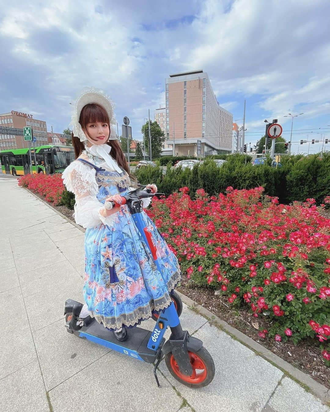 春奈るなさんのインスタグラム写真 - (春奈るなInstagram)「昨日、ポズナンの街を散策してきました✨ 街並みがとっても素敵☺️✨  みんな電動キックボードみたいなやつに乗ってるから乗りたくなって物理的に乗った  #poland  #poznan」6月19日 20時05分 - lunaharuna_official