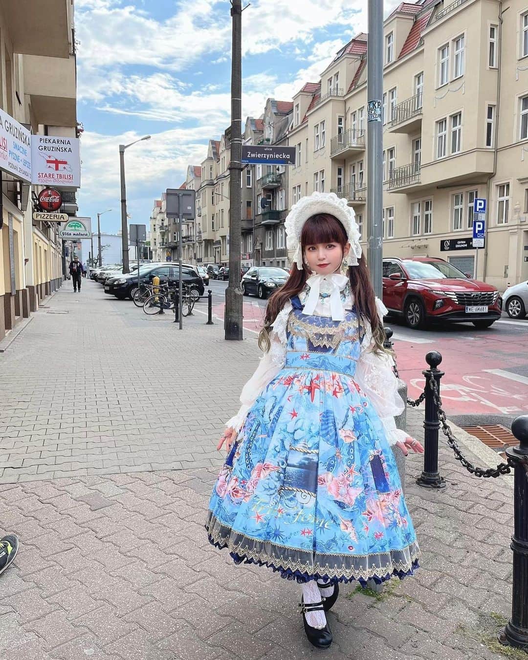 春奈るなのインスタグラム：「昨日、ポズナンの街を散策してきました✨ 街並みがとっても素敵☺️✨  みんな電動キックボードみたいなやつに乗ってるから乗りたくなって物理的に乗った  #poland  #poznan」
