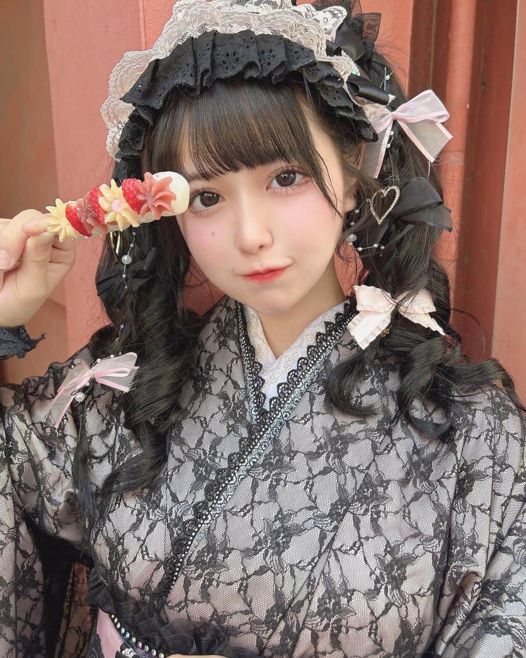 兎凪さやかのインスタグラム：「おだんごおいしー！浅草きたら毎回食べる👶🏻❤︎ 着物はさわだ屋さん♡ @asakusa_sawadaya とてもかわいくしてもらった😭❤︎この日は浅草で1番目立っていたと思われる  #浅草  #浅草食べ歩き  #きもの  #浅草着物レンタル  #浅草デート」