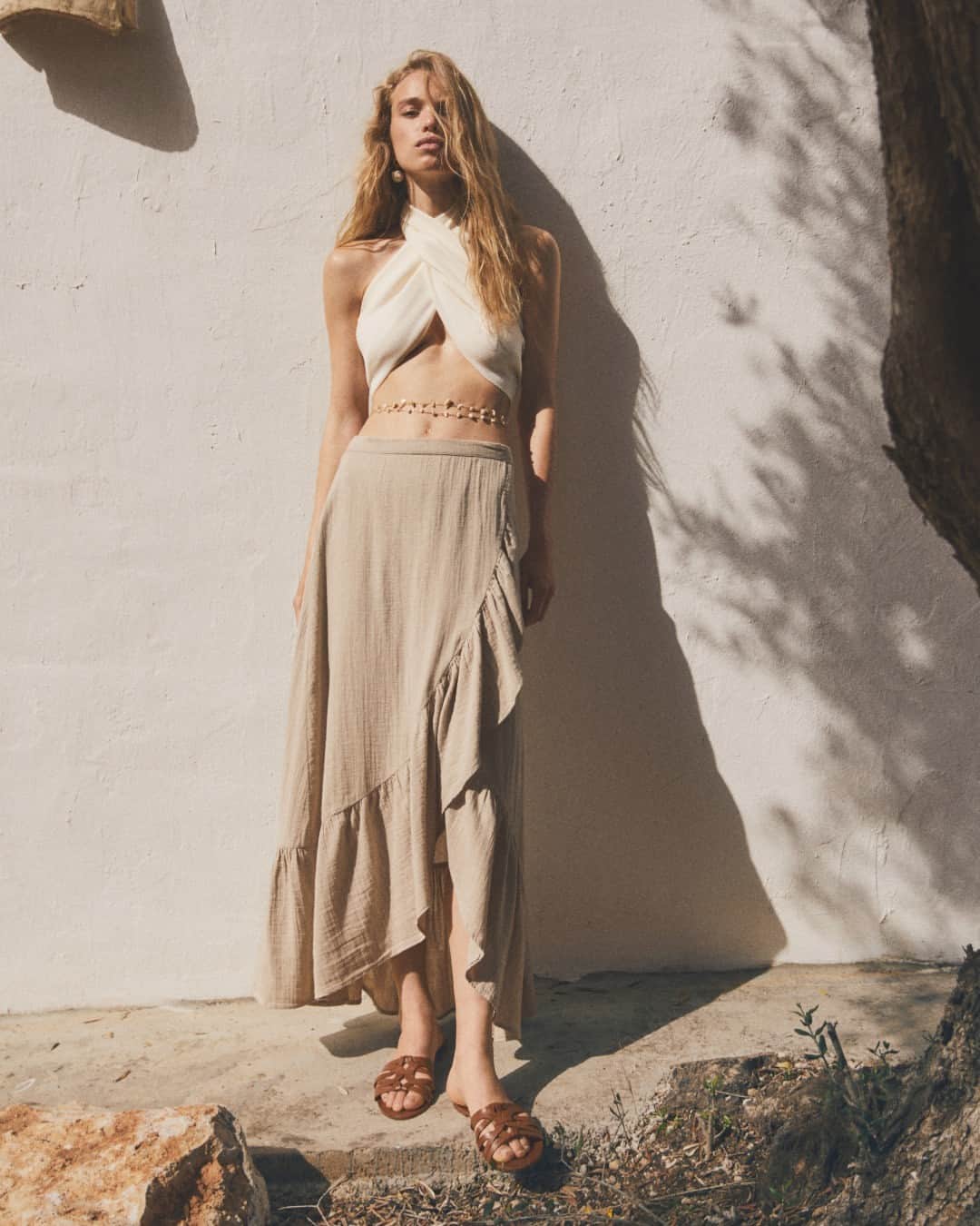 のインスタグラム：「Channel your bohemian side with the most Mediterranean styling proposals in our new collection 🌾 ⁣ This amazing look, available at mango.com ⁣ Scarf: 47074026 ⁣ Skirt: 57040105 ⁣ Sandals: 57061172 ⁣ #MangoWoman」
