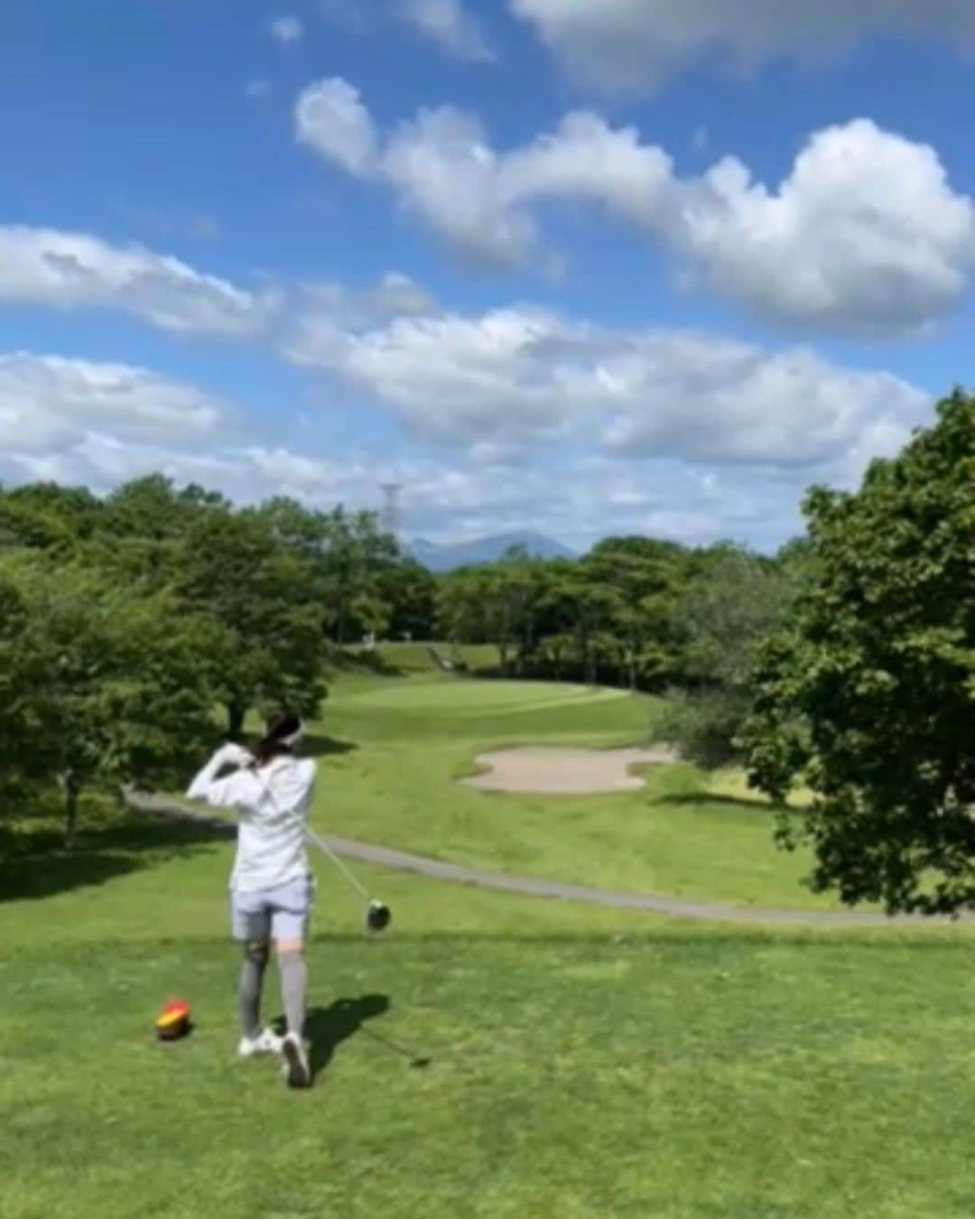 azumiさんのインスタグラム写真 - (azumiInstagram)「先週末は弾丸 両親と地元北海道で初ゴルフ🏌️‍♀️ プロ並み、小樽カントリークラブチャンピオンの父に下手すぎて怒られるかと思いましたが、あっちゃこっちゃ行く私のボールを探し回って疲れてました🤣🤣🤣 良い父の日になったかしら笑  ウエアは初おろしの @lucien_pellat_finet_official  のゴルフライン #LPFG のトップス。 めちゃくちゃ着やすくて可愛かった〜😆 サイズはメンズのS⛳️ 少しオーバー気味が気分です #LPFG のラウンドバッグとキャディバッグもNEW  これめっちゃ嬉しい！ バタバタして全然写真撮れなかったから、また行こう！  #ゴルフ #ゴルフ女子 #ゴルフウェア #父の日 #北海道ゴルフ #苫小牧 #苫小牧といえば #駒大苫小牧」6月19日 20時00分 - xx_azumi_xx