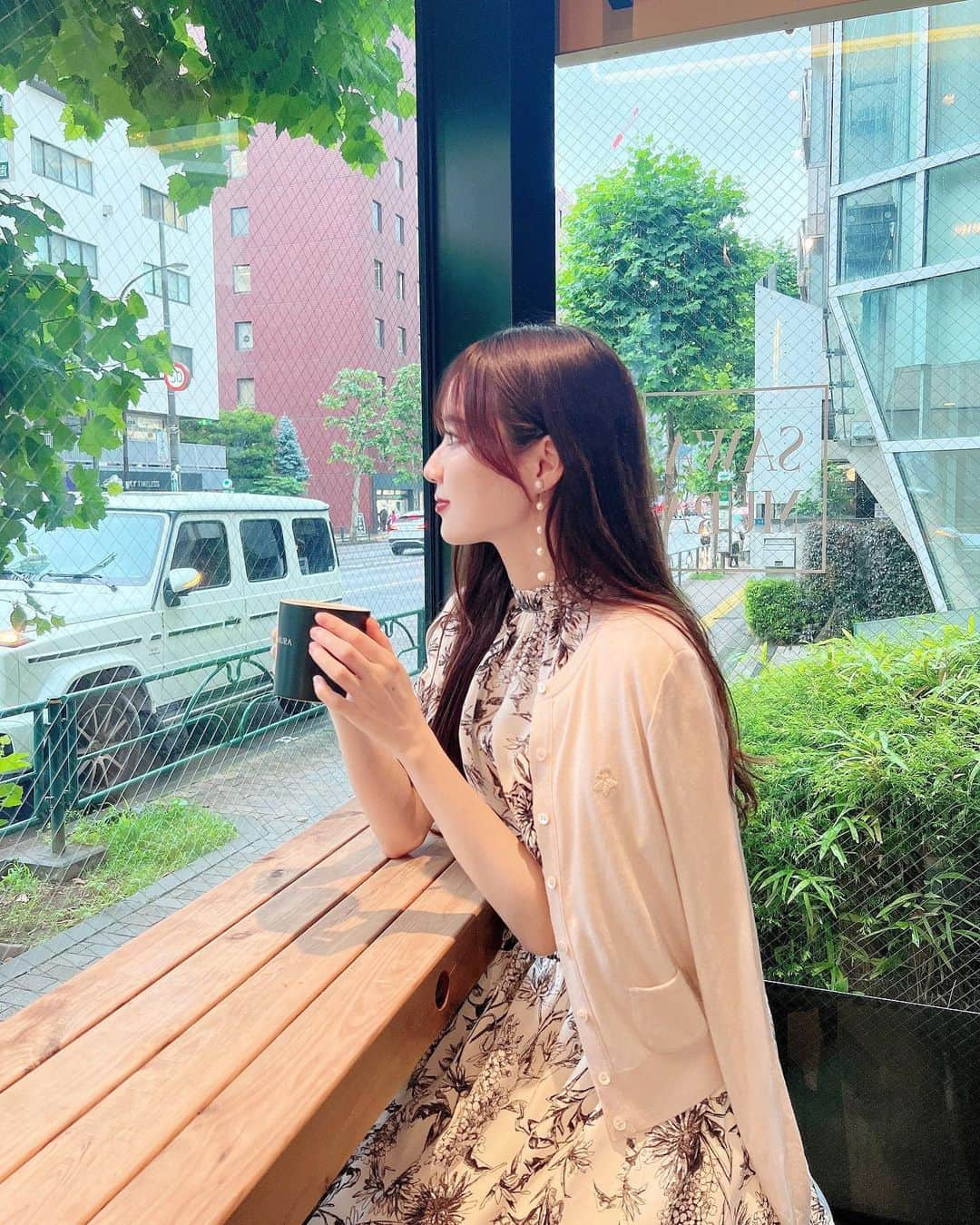 小越しほみさんのインスタグラム写真 - (小越しほみInstagram)「最近雨で寒かったり夏みたいに暑かったり 毎日お天気読めないよねぇ💭  肌寒い時用に @caprino のカーデ持ち歩いてるよ🐝  たまたま入ったカフェ @sawamura_bakeryrestaurant  居心地よかった😌☕️  . . . . . . . .  #caprino #カプリーノ #asknowas #asknowasplus #カーディガン #ワンピース #cardigan #onepiece #梅雨コーデ #梅雨 #ootd #広尾 #広尾カフェ #広尾グルメ #広尾ランチ #sawamurabakeryrestaurant #sawamurabakery #sawamura #カフェ #カフェ巡り #カフェランチ #カフェ部 #カフェ活 #カフェタイム #カフェ好き #cafe #cafestagram #夏服コーデ #夏コーデ #夏服」6月19日 20時01分 - shihomi1129