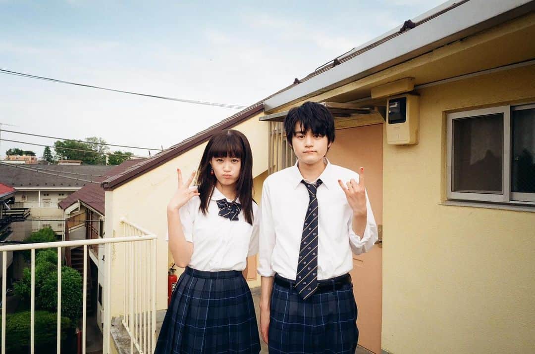 のインスタグラム：「🍭 #スイモラ オフショット 📸  ちょっと不良っぽいポーズをするお二人😕 よく見ると...お揃いネイルを発見！💅🍎  Photo by スタイリストさん📷  ／ 🍭#スイートモラトリアム 🍭 第4話をTVerで無料配信中!!📢✨ #Paravi #UNEXT で第5話先行配信中📡 ＼  #ペアネイル🤍 #校則大丈夫？🤫 #鈴鹿央士 #小西桜子 #田辺桃子 #毎週火曜深夜24時58分から放送中!! #tbs #ドラマストリーム #マンガボックス #新ドラマ #ドラマ #TBSドラマ」