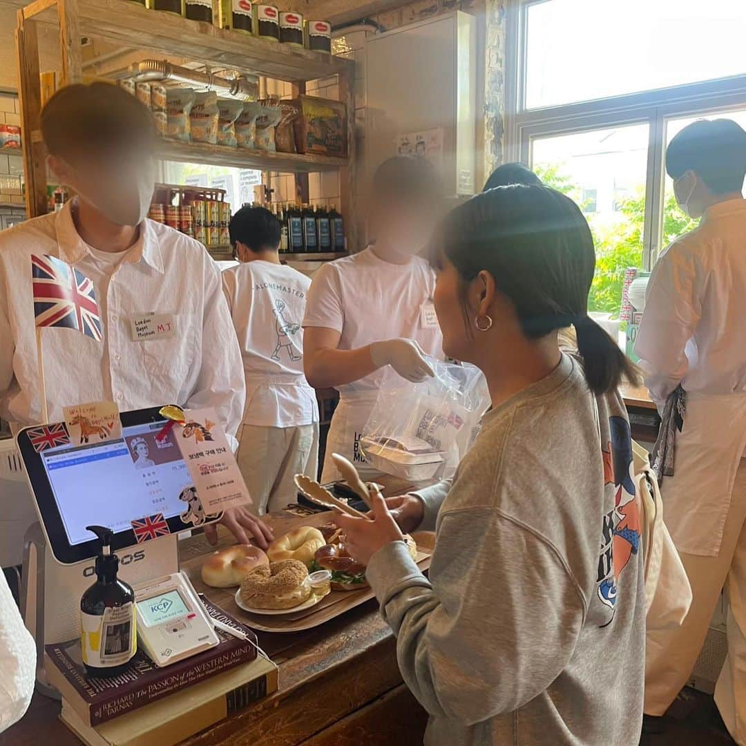 ゆうりさんのインスタグラム写真 - (ゆうりInstagram)「韓国旅行🇰🇷 ロンドンベーグルミュージアム編 📍安国店  8時オープンだったのですが 6:30からウェイティング🥹  ほぼ5時起きで本気出しましたw  そのおかげで4番目には入れたよ♡  当たり前に美味くて ベーグルの概念が変わりました。。  カリっもちってかんじで 小麦の味が美味しくて止まらなかった...  ちなみにこのマッシュルームスープは マストで頼んだ方がいいです✌️  【🔔ウェイティングの方法🔔】 入り口付近にある機械で番号を発行！  日本語対応あるのであんしん😮‍💨 電話番号は日本のものを入れておいてください✨ (SIMだと使えるのかな？わからん)  韓国の電話番号あれば 自分の番になったら メッセージでしらせてくれるんだけど 海外の番号だと通知が来ないから  自分の番号の画面を写真に取っておいて 現地でウェイティングしてください🥲  根性入りますね笑  日本の人の番号は英語で呼んでくれるから安心してね💓  【🔔テイクアウトについて🔔】 私の場合のように 席でも食べたいけど テイクアウトもしたい.... って人についての伝え方の方法！  シンプルに ジェスチャーを交えながら 「これはここで食べて、これはテイクアウトしたい!」 って伝えたらいけました！笑  英語でも私の拙い韓国語でもいけた！  ちなみに私は 「イゴ ヌン ポジャン(包装=テイクアウト) へジュセヨ. →これは包装してください.  クリゴ イゴヌン ヨギソ モゴヨ.」 →そしてこれはここで食べます.  これでおっけー笑  ※補足※ 手荷物でベーグル持って帰れました✌️  【🔔その他注意🔔】 トイレに関して  トイレはパスワードを入力しないと 使えないので、 行く前に必ずパスワードを聞いて行くようにしましょう🏃🏻  ------------------- 結構気合い入れないといけないけど それだけ価値あります☝️笑  #ロンドンベーグルミュージアム #londobagelmuseum  #런던베이글뮤지엄 #韓国旅行 #ベーグル #店員さんイケメンか美女しかいなくて焦る #イケメンとイチャイチャしてるところ撮られてた #矯正者の敵だと思ってたけど #いけました #ありがとう #また行きます #最後の写真奇跡的に僧侶さんと軍隊のオッパに挟まれてなんかご利益ありそうです」6月19日 20時02分 - i_am_yuurich