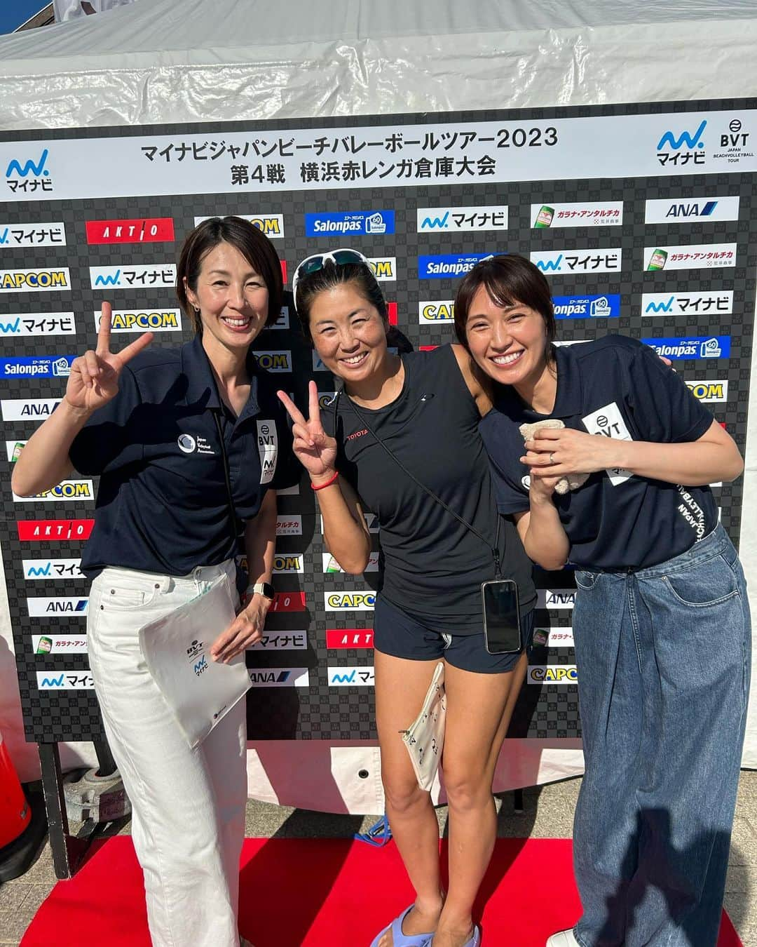 浦田聖子のインスタグラム：「． タケさん両手に元カノ✌️  #横浜赤レンガ倉庫大会 #beachvolleyball #パートナー」