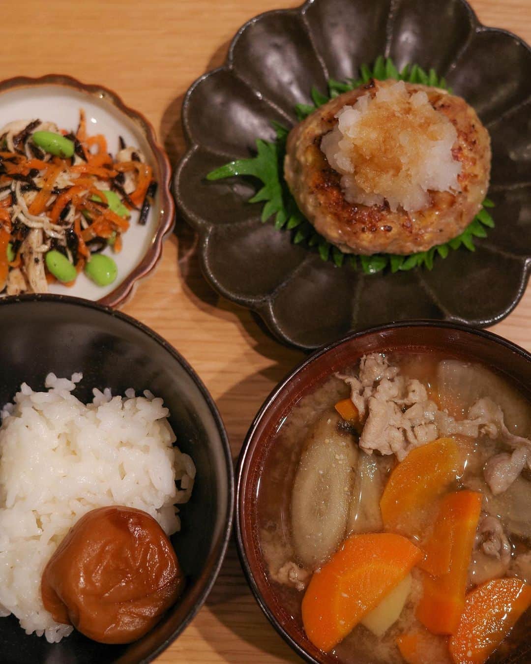 伊藤ニーナのインスタグラム：「茶色ごはんって最高だよね🍚  この日のメニューは、  ◾︎豆腐ハンバーグ ◾︎ひじきと彩り野菜の鶏サラダ ◾︎豚汁とごはん。  わたしの豆腐ハンバーグはとっても簡単で、 水を切った木綿豆腐と豚ひき肉半分半分くらいの分量で、 炒めた玉ねぎと薄力粉と塩胡椒を一緒にこねこねして焼くだけ。  空気をしっかり抜くために、 手に叩きつけながら丸めるよ。(この工程好き♡)  大根おろしとポン酢と大葉でさっぱり、いただきます☺︎  #豚汁とごはんは正義 #ニーナのごはん」