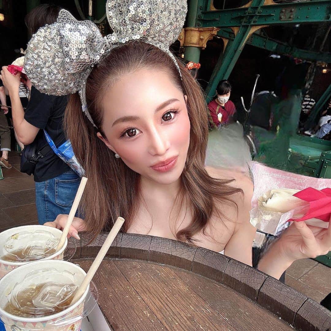 NANOのインスタグラム：「夢の国で初めての餃子ドッグ食べて 美味しすぎたので気持ちは　リレイズ😂 ・ ・ ・ ・ ・ GYOZAドッグってなんでこんなに 美味しいの〜😒  #東京ディズニーシー #新宿 #歌舞伎町 #キャバクラ #キャバ嬢 #キングダムクイーン」