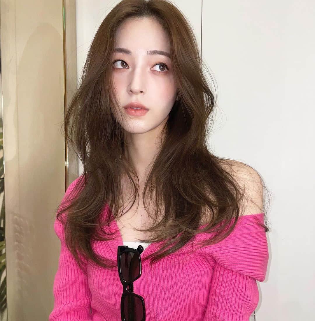 原涼香のインスタグラム：「🩷🆕今やりたい韓国レイヤーロング🆕🩷 夏は軽やかなレイヤースタイルがトレンドですദ്ദി‪- ·̫ - ̳ ㅤㅤㅤㅤㅤㅤㅤㅤㅤㅤㅤㅤㅤ 🎀韓国HAIR STYLE menu... ㅤㅤㅤㅤㅤㅤㅤㅤㅤㅤㅤㅤㅤ ☑︎カット ワンカールだけでも可愛いこだわりレイヤーカット♡  ☑︎プレミアムケアカラー(or Wケアカラー) 透明感バツグンのベージュカラー♡ ㅤㅤㅤㅤㅤㅤㅤㅤㅤㅤㅤㅤㅤ ☑︎HITAトリートメント 韓国人みたいなツヤ髪はトリートメントがマスト♡  ㅤㅤㅤㅤㅤㅤㅤㅤㅤㅤㅤㅤㅤ ご予約はリンクから🫶🏻🔗 ㅤㅤㅤㅤㅤㅤㅤㅤㅤㅤㅤㅤㅤㅤㅤㅤㅤㅤㅤㅤㅤㅤㅤㅤㅤㅤ ㅤㅤㅤㅤㅤㅤㅤㅤㅤㅤㅤㅤㅤ  #SHIMA#韓国ヘア#韓国スタイル#レイヤーカット#ワンホンヘア#ワンホン#ダークトーン#網紅#初カラー#暗髪#ベージュカラー#ラベンダーカラー#グレージュ#オリーブカラー#透明感カラー#銀座美容院#銀座美容室#美容師#시스루뱅#레이어드컷#koreanhair」