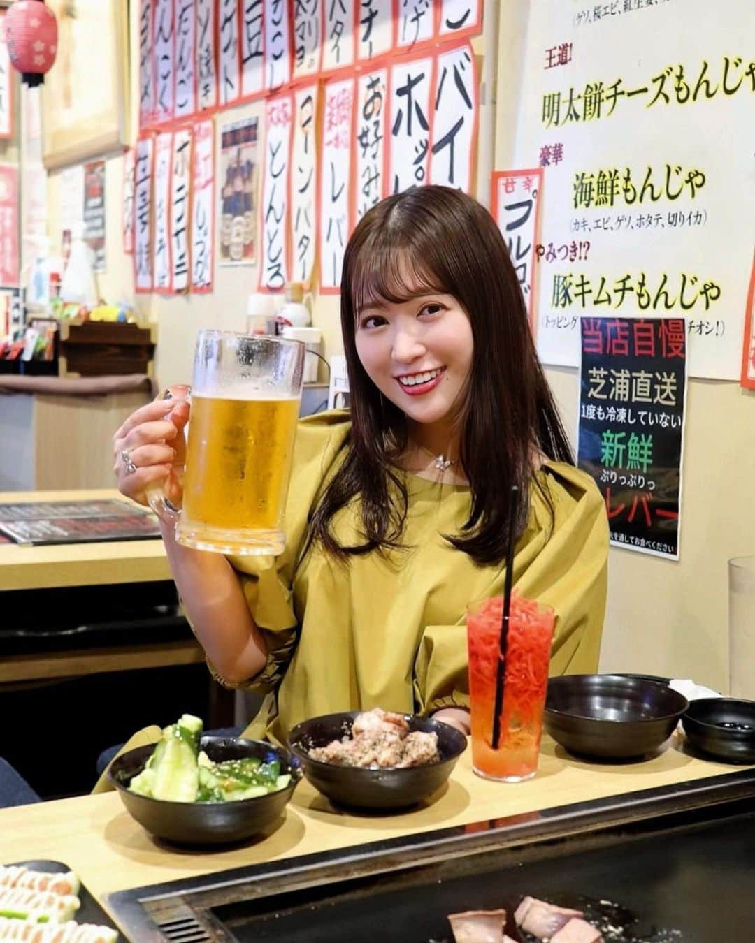 森下まいさんのインスタグラム写真 - (森下まいInstagram)「土曜日のおはなし🍺  気になっていた飯田橋の 【鉄板もんじゃ居酒屋　三代目土信田商店】さんへ💓 ▶︎ @sandaimetoshida  □壁いっぱいに描かれたメニュー □駄菓子 □スーパーボールすくい、 □アイドルカード  見渡すもの全てにわくわくがいっぱい!!!!🥹😍✨ お祭りに来たみたいで、 お店に入った瞬間から楽しかったです🥹✨  今回のお目当ては、 全てのドリンクメニューとフードメニューの食べ飲み放題🤭  はじめの1時間は¥2728（税込） その後は自動延長30分毎¥550という事で、 2時間（¥3828）まるまる楽しんできました🥰❣️  最初にオーダーしたのは1ℓのメガ生ビールと 紅しょうがサワー✨ 見た目のインパクトが凄すぎて写真撮影が止まりませんでした🤣💓  フードは壁の右上から全部頼みたかったくらい 本当にどれも魅力的で悩みすぎましたけど、 人気のものと本日のオススメから攻める事に🤭✨ 毎日朝イチで仕入れている「レバー」は必須です😎✨  フードを待ってる間に、 成功するとお会計から¥1.000引きしてもらえる 「型抜き」に挑戦しましたが一瞬でパリーん🫨🫨 これからも「型破り」で生きて行こうと決めました😇やかましい。  そんなこんなで気づいたら2人で2時間✨ こんなに食べて飲んで楽しんでいましたよーう😍✨  ■ドリンク 生ビール（メガ）　 紅しょうがサワー　 ガリ サワー  ガリガリ君サワー　 白州ハイボール（不定期入荷！ラッキー！）  ■フード かぶりきゅうりの明太マヨ　 たたきやみつききゅうり　 カニ甲羅グラタン　　 脱走!?タコさんウィンナー　 芝浦直送ぷりっぷり新鮮レバー　 ブラックペッパー豚トロ　 焼売　 オリジナル　三代目もんじゃ　 （ゲソ、桜エビ、紅生姜、切りイカ、生卵）  ヤバくないですか⁇😍 フードは本当にどれも全部美味しかったし、 ドリンクもオススメ制覇できたし、 大大大大満足です😍✨  店員さんも優しくてお話もすごく楽しいし、 わくわくがいっぱいの素敵すぎるお店でした🥹✨  まだまだ食べたいもの、飲みたいものが、 たーくさんあるので2回目もすぐに行きたい😍✨  皆さんもぜひです😍💓 　  この投稿を見て来店された方限定で、 素敵なサービスをプレゼントしてもらえました🥹  飲み食べ放題の場合→30分延長 飲み食べ放題以外の場合→レバー・豚ト口・1ドリンクの内、どれか1つをプレゼント  ぜひご利用くださいね🥰  ちなみに軽く立ち飲みの場合は、 全てのノーマルサイズのドリンクがはじめの一杯¥100✨ フードメニュー1品目¥200 と超破格です🫨  #ぐるまい☺︎ #ぐるまい☺︎_居酒屋 #もぐまい☺︎ #PR #東京名物 #飯田橋もんじゃ #三代目土信田商店  #飯田橋グルメ #飯田橋ディナー #目白グルメ  #千代田区グルメ」6月19日 20時14分 - mai_morishita