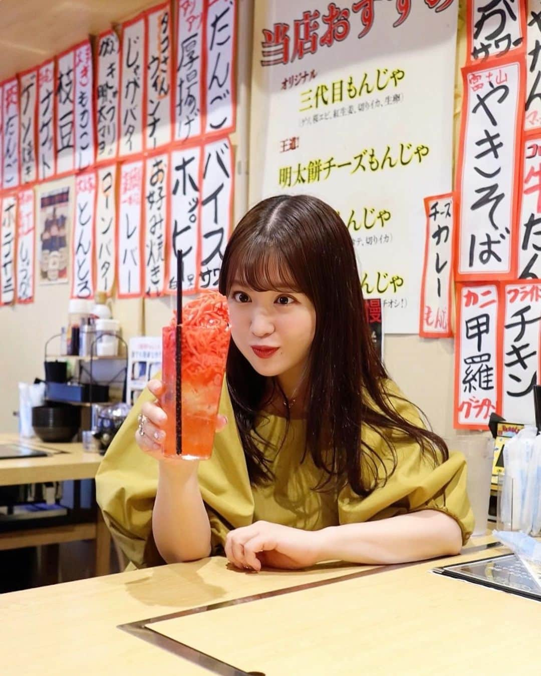 森下まいさんのインスタグラム写真 - (森下まいInstagram)「土曜日のおはなし🍺  気になっていた飯田橋の 【鉄板もんじゃ居酒屋　三代目土信田商店】さんへ💓 ▶︎ @sandaimetoshida  □壁いっぱいに描かれたメニュー □駄菓子 □スーパーボールすくい、 □アイドルカード  見渡すもの全てにわくわくがいっぱい!!!!🥹😍✨ お祭りに来たみたいで、 お店に入った瞬間から楽しかったです🥹✨  今回のお目当ては、 全てのドリンクメニューとフードメニューの食べ飲み放題🤭  はじめの1時間は¥2728（税込） その後は自動延長30分毎¥550という事で、 2時間（¥3828）まるまる楽しんできました🥰❣️  最初にオーダーしたのは1ℓのメガ生ビールと 紅しょうがサワー✨ 見た目のインパクトが凄すぎて写真撮影が止まりませんでした🤣💓  フードは壁の右上から全部頼みたかったくらい 本当にどれも魅力的で悩みすぎましたけど、 人気のものと本日のオススメから攻める事に🤭✨ 毎日朝イチで仕入れている「レバー」は必須です😎✨  フードを待ってる間に、 成功するとお会計から¥1.000引きしてもらえる 「型抜き」に挑戦しましたが一瞬でパリーん🫨🫨 これからも「型破り」で生きて行こうと決めました😇やかましい。  そんなこんなで気づいたら2人で2時間✨ こんなに食べて飲んで楽しんでいましたよーう😍✨  ■ドリンク 生ビール（メガ）　 紅しょうがサワー　 ガリ サワー  ガリガリ君サワー　 白州ハイボール（不定期入荷！ラッキー！）  ■フード かぶりきゅうりの明太マヨ　 たたきやみつききゅうり　 カニ甲羅グラタン　　 脱走!?タコさんウィンナー　 芝浦直送ぷりっぷり新鮮レバー　 ブラックペッパー豚トロ　 焼売　 オリジナル　三代目もんじゃ　 （ゲソ、桜エビ、紅生姜、切りイカ、生卵）  ヤバくないですか⁇😍 フードは本当にどれも全部美味しかったし、 ドリンクもオススメ制覇できたし、 大大大大満足です😍✨  店員さんも優しくてお話もすごく楽しいし、 わくわくがいっぱいの素敵すぎるお店でした🥹✨  まだまだ食べたいもの、飲みたいものが、 たーくさんあるので2回目もすぐに行きたい😍✨  皆さんもぜひです😍💓 　  この投稿を見て来店された方限定で、 素敵なサービスをプレゼントしてもらえました🥹  飲み食べ放題の場合→30分延長 飲み食べ放題以外の場合→レバー・豚ト口・1ドリンクの内、どれか1つをプレゼント  ぜひご利用くださいね🥰  ちなみに軽く立ち飲みの場合は、 全てのノーマルサイズのドリンクがはじめの一杯¥100✨ フードメニュー1品目¥200 と超破格です🫨  #ぐるまい☺︎ #ぐるまい☺︎_居酒屋 #もぐまい☺︎ #PR #東京名物 #飯田橋もんじゃ #三代目土信田商店  #飯田橋グルメ #飯田橋ディナー #目白グルメ  #千代田区グルメ」6月19日 20時14分 - mai_morishita