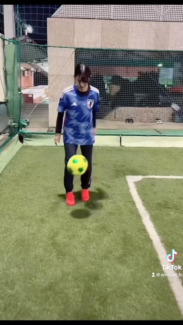 尾上美月のインスタグラム：「最近サッカー観戦の投稿ばかりなので、今日はボール触ってる投稿を🫶🏻⚽️  サッカー観るのもするのも好きです📣☺🤍  みんなはどっち派ですか？？  #サッカー女子 #サッカー #リフティング #soccer #ユニフォーム #フットサル #ootd #fyp #スポーツ女子 #jleague #jリーグ #vvaren #vファーレン長崎」