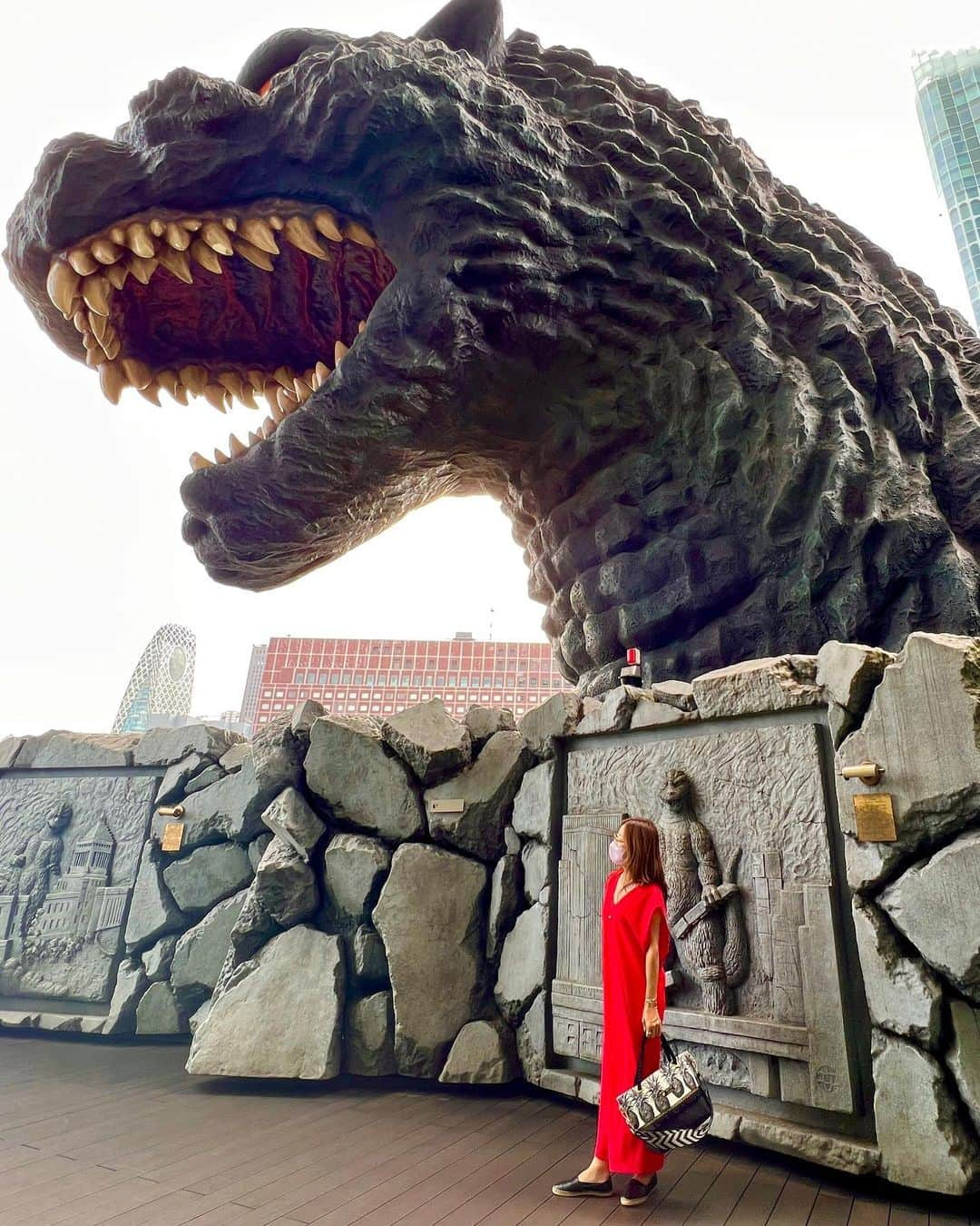 Moco Lima Hawaiiさんのインスタグラム写真 - (Moco Lima HawaiiInstagram)「モコリマトート ブラックパインMサイズ with GODZILLA！  #godzilla#tokyo#shinjuku#kabukicho#godzillahotel#seniortrip#17yearsold#japan#mocolimahawaii#ゴジラホテル#歌舞伎町#新宿#東京#ゴジラ#庭#日本#日本旅行#2023#夏#親子三代旅行#続き#母#娘#私#女3人#幸せ#マイライフ#モコリマハワイ」6月19日 20時12分 - mocolimahawaii