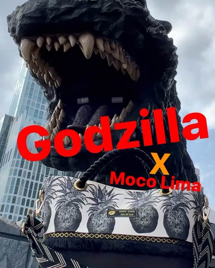 Moco Lima Hawaiiのインスタグラム：「モコリマトート ブラックパインMサイズ with GODZILLA！  #godzilla#tokyo#shinjuku#kabukicho#godzillahotel#seniortrip#17yearsold#japan#mocolimahawaii#ゴジラホテル#歌舞伎町#新宿#東京#ゴジラ#庭#日本#日本旅行#2023#夏#親子三代旅行#続き#母#娘#私#女3人#幸せ#マイライフ#モコリマハワイ」