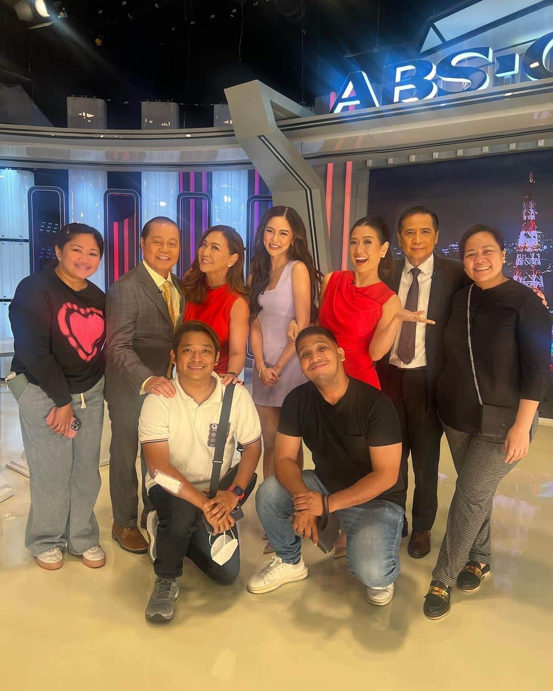 Kim Chiuさんのインスタグラム写真 - (Kim ChiuInstagram)「Showbiz news patroller for a night!⭐️ Thank you, @tvpatrolph, for having me. I enjoyed my stint there. Thank you for letting me promote 𝐅𝐈𝐓 𝐂𝐇𝐄𝐂𝐊 𝐜𝐨𝐧𝐟𝐞𝐬𝐬𝐢𝐨𝐧𝐬 𝐨𝐟 𝐚𝐧 𝐔𝐊𝐀𝐘 𝐐𝐔𝐄𝐄𝐍. 👗👚🧣👖👕👑 Showing this July 6 on PRIME VIDEO. 💙 Can’t wait for all of you to watch this 8 episodes series. Beautiful locations, stellar cast, amazing production, and an UKAY STORY you will never forget. 👸🏻   catch it on 𝐏𝐑𝐈𝐌𝐄 𝐭𝐡𝐢𝐬 𝐉𝐮𝐥𝐲𝟔 at 12mn 💙🙏🏻 thank you @primevideoph @amazonprime @dreamscapeph directed by @directfromncn 😘 #FitCheckOnPrime #FitCheck」6月19日 20時24分 - chinitaprincess