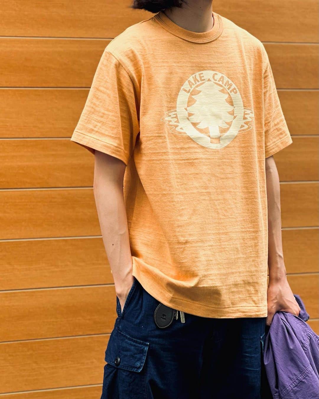 BEAMS+さんのインスタグラム写真 - (BEAMS+Instagram)「・ BEAMS PLUS RECOMMEND.  <WAREHOUSE & CO.BEAMS PLUS>  "Lot4601 PRINT T-SHIRT."  Picked up the orange color from a special order with WAREHOUSE & CO. The print is also "LAKE CAMP" and it has an outdoor atmosphere. We recommend using textured textures.  -------------------------------------  WAREHOUSE & CO. との別注よりオレンジカラーをピックアップ。プリントも"LAKE CAMP"でアウトドアの雰囲気漂う1着。凹凸のある生地の表情がオススメです。  #beams #beamsplus #beamsplusharajuku  #harajuku #mensfashion #mensstyle #stylepoln #menswear #warehousecompany #printtshirt」6月19日 20時23分 - beams_plus_harajuku