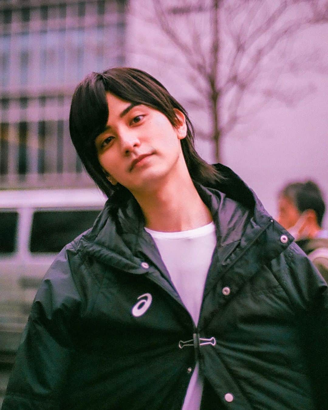 枝優花のインスタグラム：「クールドジ男子6月30日からleminoにてスピンオフドラマ(全4話)が配信されます。１、2話を監督担当してます。  なんと最終回が終わっても、またドジたちに会えます。 本編以上にドジ大集合ツッコミ不在のカオス。夏が来る前の最後の癒しを堪能してくだされ〜！  そして今日は五十嵐元晴先生の誕生日らしい🐈‍⬛この世に莫大の癒しをどうもありがとう！  さてlemino現場の五十嵐先生をお送りいたします🐈‍⬛🐾」