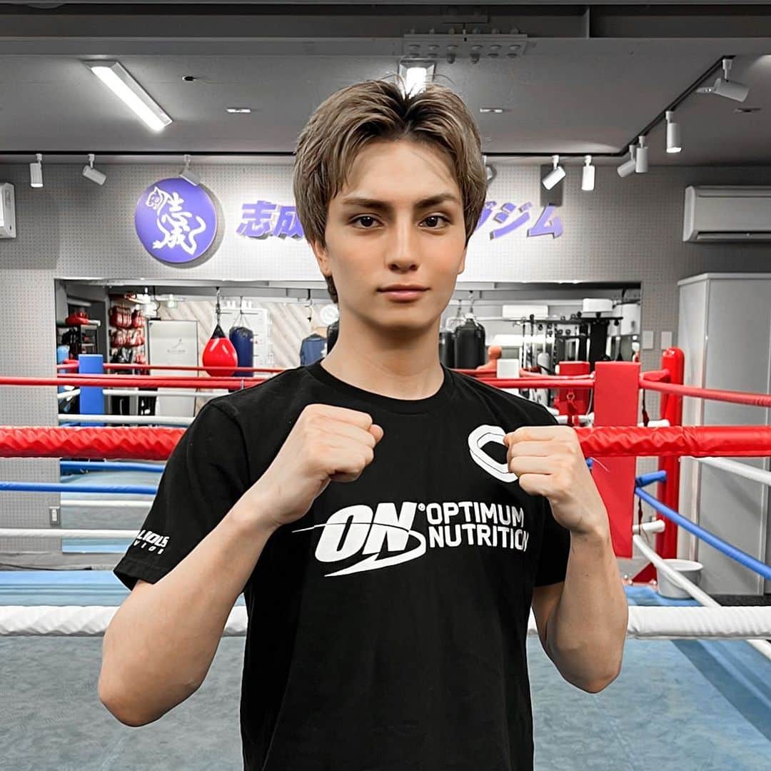 バンダリ亜砂也のインスタグラム：「・ ・ ・ ジム活💪 ボクシングにもハマり中🥊 誰ですか？😒 弱そうって言ったの。 ・ ・ #gym #boxing  #志成ボクシングジム  #目指すは上裸投稿」