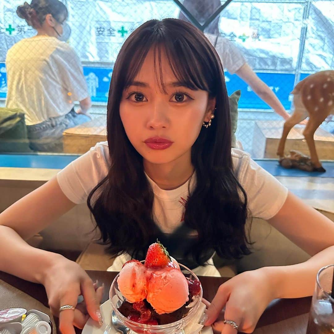 ユリナのインスタグラム：「甘いものゲットしてご機嫌良いゆりなさん🍓」