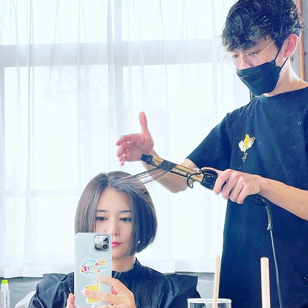 のインスタグラム：「私定番の #アンリボブ は、⚫︎重め ⚫︎すかないけどもたつかない ⚫︎顎ライン が絶対条件ですが、今回は、少し短め（顎ちょい上・襟足の長さ）にしてもらいました。 しゅーやさん、さすがです。ほんとめちゃくちゃ気に入っています。そして、さっそく大好評です。 @waltz_shuya @waltz_hair_design  カラーもカットも清楚感もある大人ボブに仕上げてくださいました✨いつもアンリがとうございます。 サラサラのトリートメントも、こだわりのここでしかできないもの。家に帰って、夫が「あの多すぎる髪が！！すかないで落ち着いてるなんて、この髪どうなってるの！？」と驚いていました😆 アレンジ自在の重め #アンリボブ2023夏 バージョンです✌️」