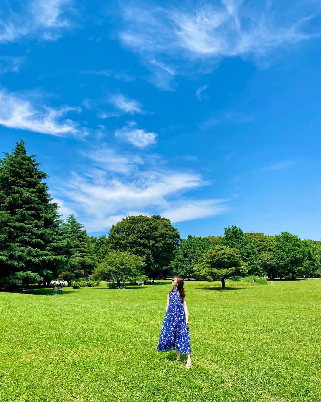 大寺かおりさんのインスタグラム写真 - (大寺かおりInstagram)「梅雨の中休み💙💚 まっすぐ歩いてくれない息子とたくさん廻り道して 歩いて行った先に広い芝生広場がありました☺️ (行きはいいけど帰りも廻り道はしんどいよ😇) . #にしても暑かった #1y5m #男の子ママ #抱っこもベビーカーも嫌がり #歩きたいお年頃 #たくさん遊んで #びしょ濡れ #いつも着替え必須 #帰り道 #車で爆睡」6月19日 20時21分 - kaori_ootera