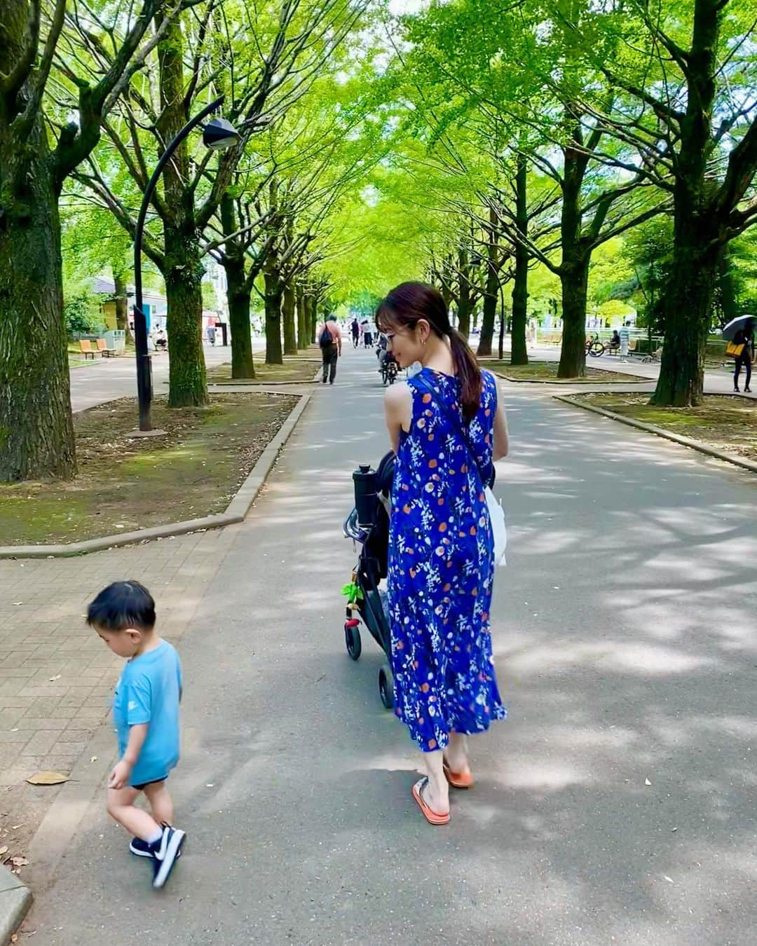 大寺かおりさんのインスタグラム写真 - (大寺かおりInstagram)「梅雨の中休み💙💚 まっすぐ歩いてくれない息子とたくさん廻り道して 歩いて行った先に広い芝生広場がありました☺️ (行きはいいけど帰りも廻り道はしんどいよ😇) . #にしても暑かった #1y5m #男の子ママ #抱っこもベビーカーも嫌がり #歩きたいお年頃 #たくさん遊んで #びしょ濡れ #いつも着替え必須 #帰り道 #車で爆睡」6月19日 20時21分 - kaori_ootera