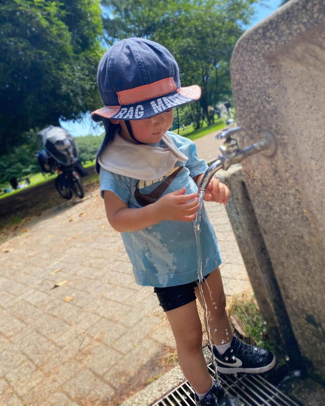 大寺かおりさんのインスタグラム写真 - (大寺かおりInstagram)「梅雨の中休み💙💚 まっすぐ歩いてくれない息子とたくさん廻り道して 歩いて行った先に広い芝生広場がありました☺️ (行きはいいけど帰りも廻り道はしんどいよ😇) . #にしても暑かった #1y5m #男の子ママ #抱っこもベビーカーも嫌がり #歩きたいお年頃 #たくさん遊んで #びしょ濡れ #いつも着替え必須 #帰り道 #車で爆睡」6月19日 20時21分 - kaori_ootera