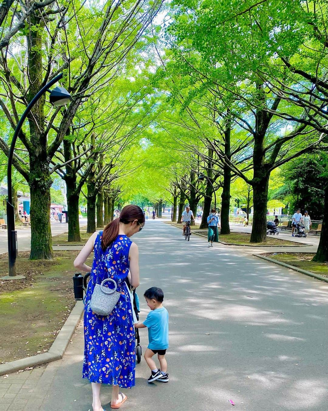 大寺かおりさんのインスタグラム写真 - (大寺かおりInstagram)「梅雨の中休み💙💚 まっすぐ歩いてくれない息子とたくさん廻り道して 歩いて行った先に広い芝生広場がありました☺️ (行きはいいけど帰りも廻り道はしんどいよ😇) . #にしても暑かった #1y5m #男の子ママ #抱っこもベビーカーも嫌がり #歩きたいお年頃 #たくさん遊んで #びしょ濡れ #いつも着替え必須 #帰り道 #車で爆睡」6月19日 20時21分 - kaori_ootera