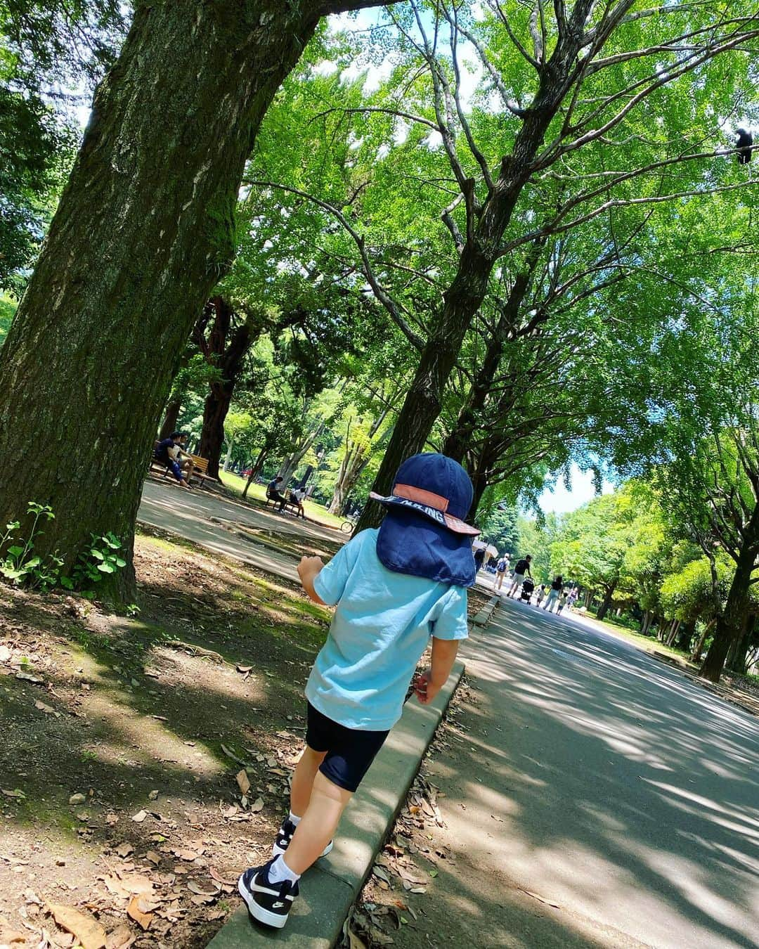 大寺かおりさんのインスタグラム写真 - (大寺かおりInstagram)「梅雨の中休み💙💚 まっすぐ歩いてくれない息子とたくさん廻り道して 歩いて行った先に広い芝生広場がありました☺️ (行きはいいけど帰りも廻り道はしんどいよ😇) . #にしても暑かった #1y5m #男の子ママ #抱っこもベビーカーも嫌がり #歩きたいお年頃 #たくさん遊んで #びしょ濡れ #いつも着替え必須 #帰り道 #車で爆睡」6月19日 20時21分 - kaori_ootera