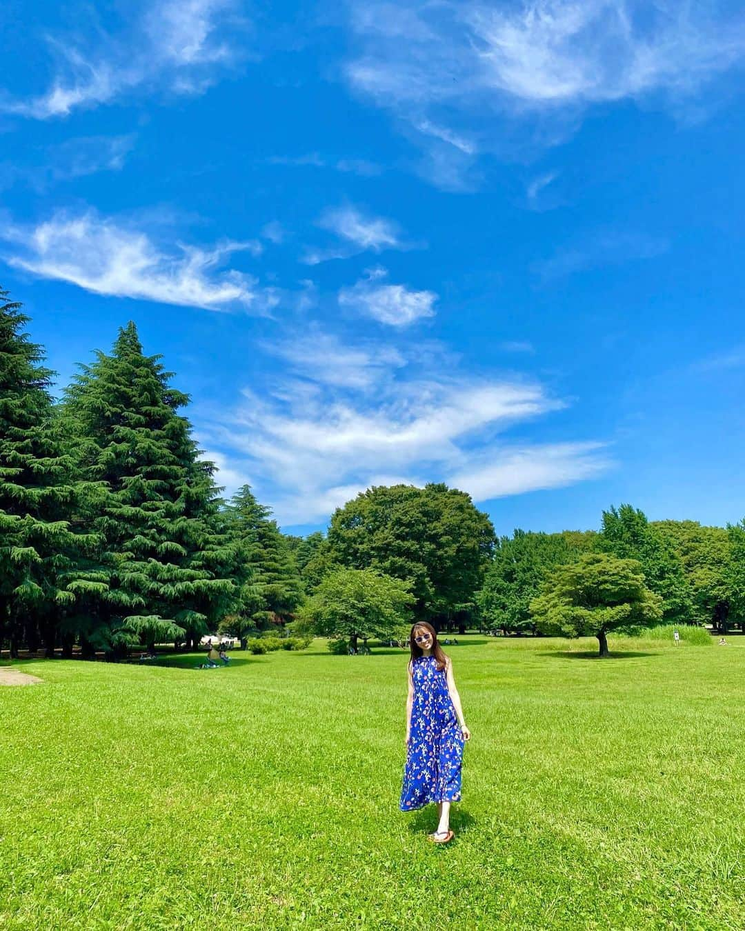 大寺かおりのインスタグラム：「梅雨の中休み💙💚 まっすぐ歩いてくれない息子とたくさん廻り道して 歩いて行った先に広い芝生広場がありました☺️ (行きはいいけど帰りも廻り道はしんどいよ😇) . #にしても暑かった #1y5m #男の子ママ #抱っこもベビーカーも嫌がり #歩きたいお年頃 #たくさん遊んで #びしょ濡れ #いつも着替え必須 #帰り道 #車で爆睡」