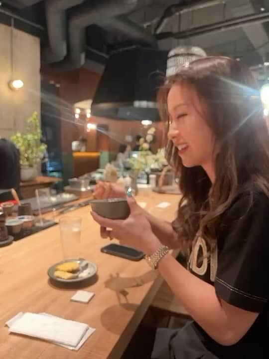 加賀其真美のインスタグラム：「本日６月19日で３２歳になりました🥳✨ たくさんのプレゼントとお祝いの連絡みんなありがとー🥲🩵 ． ３２歳もスーパー楽しく過ごせそう♩ 一度しかない人生を最高な人生にできるように真美らしく毎日頑張りまーす😉✌️ ． こんな真美ですがみーんなこれからもいっぱいいっぱいよろしくお願いしまーす😙🤩😎🩵🧡🩵」