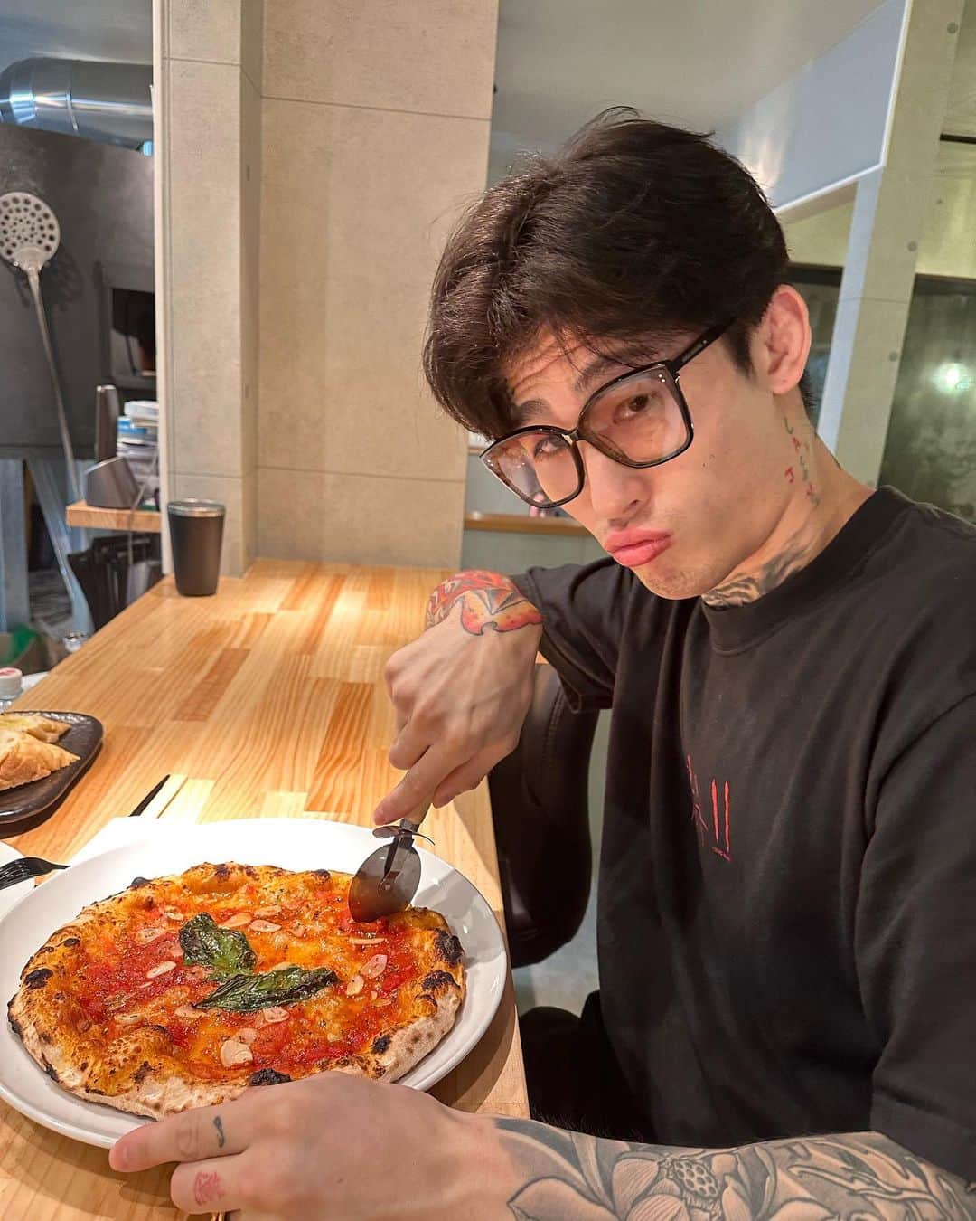 のインスタグラム：「今日は僕の大好きなピザを食べてきました！ アメリカのピザはチーズの味しかしないので苦手なのですが、 イタリアンのピザは物凄く好きです。 1番好きなピザはマリナーラです！ デラうまでした。 RIZIN最高！  Today I had my favorite pizza! I don't like American pizza because it tastes only like cheese, But I love Italian pizza so much. My favorite pizza is marinara! It was dela delicious. awesome!  #ピザ #pizza  #レンさんの日常🪷 #レンさんオススメグルメ🪷」