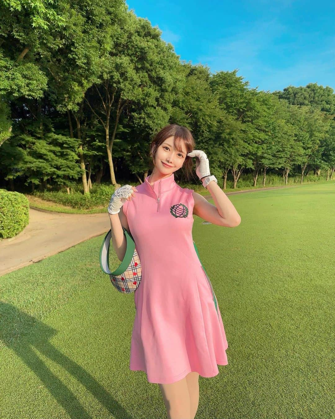 MAYUさんのインスタグラム写真 - (MAYUInstagram)「. アーリーバードだったけど、後半はもう暑かった〜⛳️☀️ . スコアは🟢41.40-81 久しぶりにドライバーが良い感じだった🥺✨ １打目が良いと流れが良くなってスコアもまとまりがち✨ . ウェアは @noelreussir_official 💖 この色味とってもかわいい！！ 形も綺麗で、美シルエット🫶🏻💕 . たまたま似たような色味のソックス持ってたから 合わせてみたよ💖 . . #ゴルフ女子#ゴルフ#ゴルフウェア#ゴルフコーデ#golf#golfwear#golflife#golfclub#golfcourse#golfstagram」6月19日 20時26分 - mayu.kina_golf