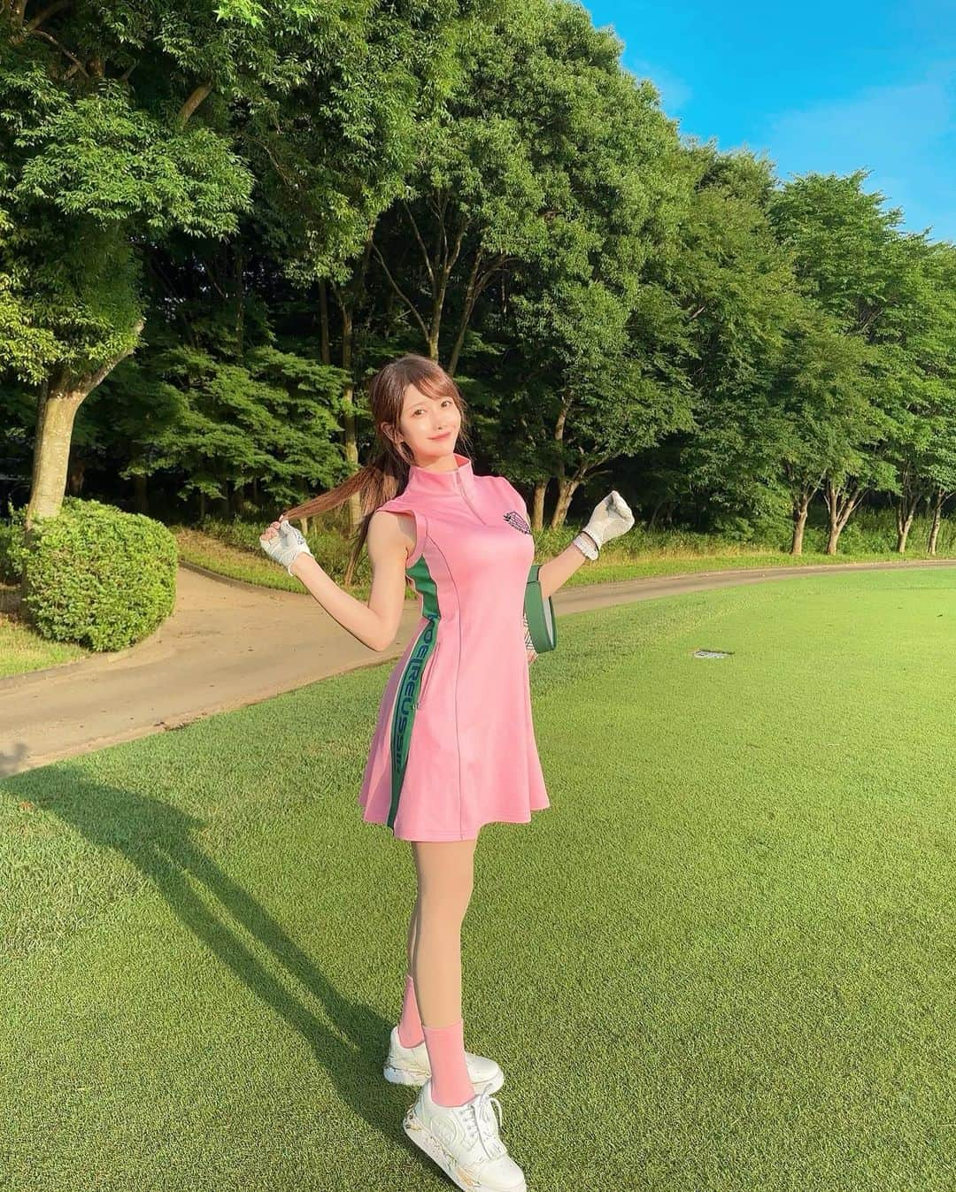 MAYUさんのインスタグラム写真 - (MAYUInstagram)「. アーリーバードだったけど、後半はもう暑かった〜⛳️☀️ . スコアは🟢41.40-81 久しぶりにドライバーが良い感じだった🥺✨ １打目が良いと流れが良くなってスコアもまとまりがち✨ . ウェアは @noelreussir_official 💖 この色味とってもかわいい！！ 形も綺麗で、美シルエット🫶🏻💕 . たまたま似たような色味のソックス持ってたから 合わせてみたよ💖 . . #ゴルフ女子#ゴルフ#ゴルフウェア#ゴルフコーデ#golf#golfwear#golflife#golfclub#golfcourse#golfstagram」6月19日 20時26分 - mayu.kina_golf