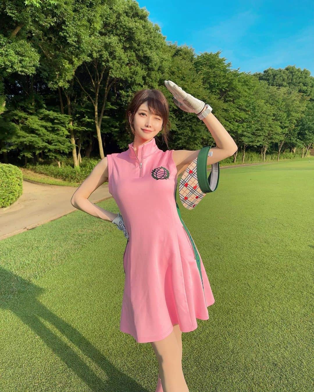 MAYUさんのインスタグラム写真 - (MAYUInstagram)「. アーリーバードだったけど、後半はもう暑かった〜⛳️☀️ . スコアは🟢41.40-81 久しぶりにドライバーが良い感じだった🥺✨ １打目が良いと流れが良くなってスコアもまとまりがち✨ . ウェアは @noelreussir_official 💖 この色味とってもかわいい！！ 形も綺麗で、美シルエット🫶🏻💕 . たまたま似たような色味のソックス持ってたから 合わせてみたよ💖 . . #ゴルフ女子#ゴルフ#ゴルフウェア#ゴルフコーデ#golf#golfwear#golflife#golfclub#golfcourse#golfstagram」6月19日 20時26分 - mayu.kina_golf