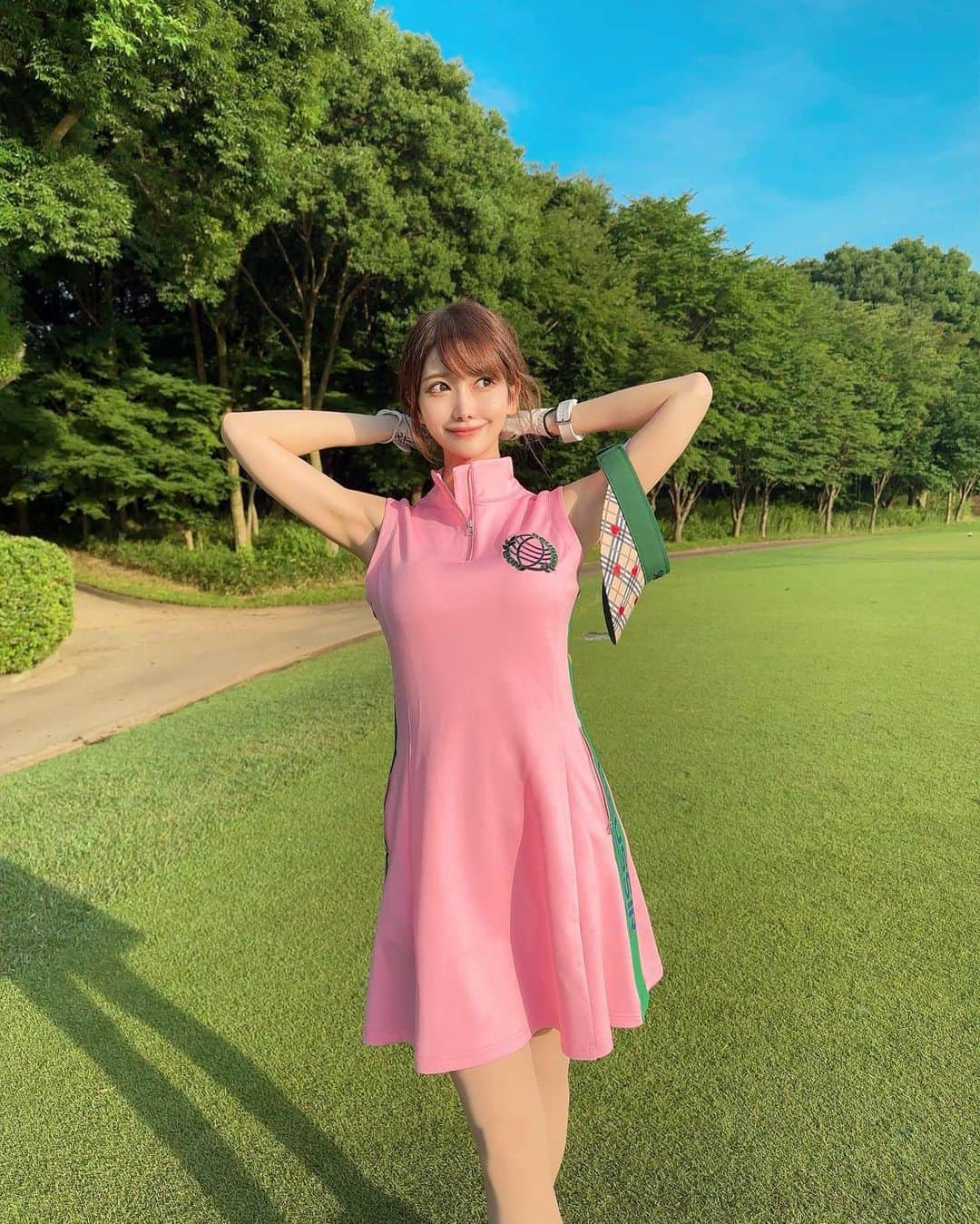 MAYUさんのインスタグラム写真 - (MAYUInstagram)「. アーリーバードだったけど、後半はもう暑かった〜⛳️☀️ . スコアは🟢41.40-81 久しぶりにドライバーが良い感じだった🥺✨ １打目が良いと流れが良くなってスコアもまとまりがち✨ . ウェアは @noelreussir_official 💖 この色味とってもかわいい！！ 形も綺麗で、美シルエット🫶🏻💕 . たまたま似たような色味のソックス持ってたから 合わせてみたよ💖 . . #ゴルフ女子#ゴルフ#ゴルフウェア#ゴルフコーデ#golf#golfwear#golflife#golfclub#golfcourse#golfstagram」6月19日 20時26分 - mayu.kina_golf