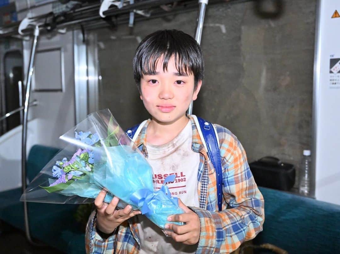 ペンディングトレイン-8時23分、明日 君とさんのインスタグラム写真 - (ペンディングトレイン-8時23分、明日 君とInstagram)「. 🪐最終回放送まで、あと4日🪐  クランクアップ写真をお届け💌  梶原朱美役 #大後寿々花 さん 梶原将役 #小谷興会 さん  何を信じたらいいか分からなくなる荒廃した世界の中で、親子の愛を見せてくれたお二人🫶🏻 ありがとうございました💐  #ペンディングトレイン #ペントレ #大後寿々花  #小谷興会 #ペントレクランクアップ #最終回は6月23日よる10時」6月19日 20時27分 - p_train823_tbs