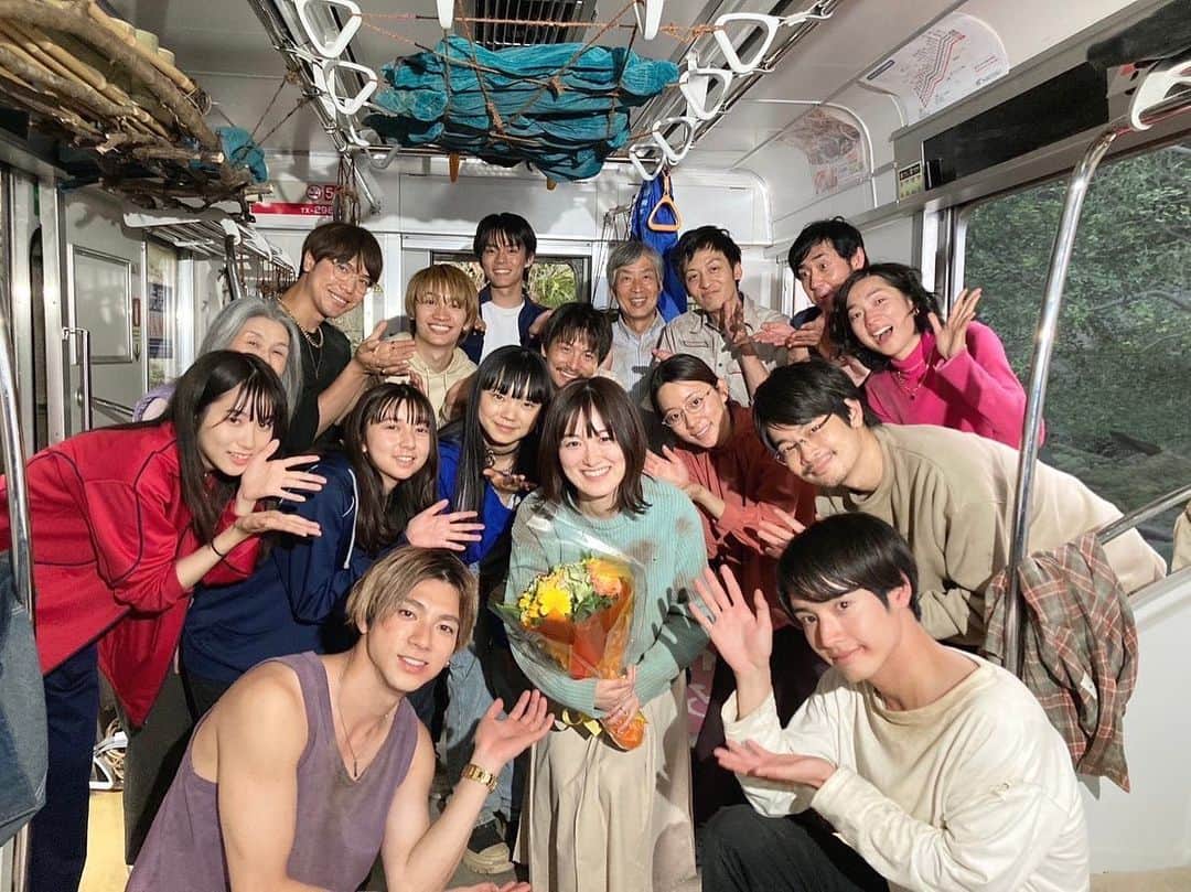 ペンディングトレイン-8時23分、明日 君とさんのインスタグラム写真 - (ペンディングトレイン-8時23分、明日 君とInstagram)「. 🪐最終回放送まで、あと4日🪐  クランクアップ写真をお届け💌  梶原朱美役 #大後寿々花 さん 梶原将役 #小谷興会 さん  何を信じたらいいか分からなくなる荒廃した世界の中で、親子の愛を見せてくれたお二人🫶🏻 ありがとうございました💐  #ペンディングトレイン #ペントレ #大後寿々花  #小谷興会 #ペントレクランクアップ #最終回は6月23日よる10時」6月19日 20時27分 - p_train823_tbs