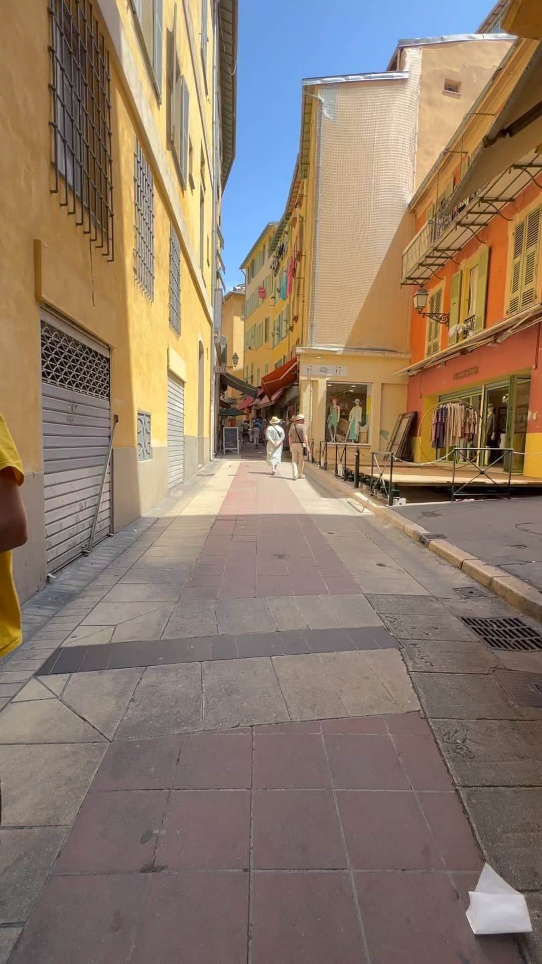 haru wagnusのインスタグラム：「I just walked around the old town of Nice. The colorful warm-toned buildings are fun to stroll through and inspire you to take photos. Behind this, there are handmade soap shops and spice shops, and I bought some spices again. The tomato red salt looked delicious, so I’ll make pasta with it next time🍅  But it’s so hot. I’m dizzy☀️  ニースの旧市街を散歩してきました。 カラフルな暖色な街並みが散歩してて楽しいし、スナップを撮るのに写欲を掻き立てられます。  この奥には手作りソープ屋さんや、スパイスショップもあって、ぼくはまたスパイスを書いました。トマトレッドソルトが、美味しそうだったので今度それでパスタを作りない🍅  しかし、それにしても暑い〜☀️くらくるする。  #nice #nicefrance #france #ニース #ニース観光 #撮影旅行 #jtbで旅したい #jtb #旅行 #travelreels #traveltofrance #travelphoto #traveleurope #nicestreetart #southfrance #summervibes」