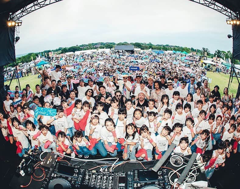 MINMIのインスタグラム：「凄い一体感の二日間でした！サガン鳥栖主催のsaganfes 今年は二日間出演させて頂きました  来てくれたみんなどうでしたか？ 私はものすごいパワーもらいました！ サッカーチームと音楽のコラボレーション、これは なんとfmarinosと応援歌Winnerが作った 一体感の物語りが大きなきっかけとなったそうです！なんと嬉しい！ プロデューサのdozan11と共にスポーツ✖️音楽の ムーブメントやこの感動の輪をもっと広げて行きたい！と夢が膨らみました サガン鳥栖の選手ともお会いでき、来年更に 熱いコラボレーションができたら嬉しいです！  二日間のアーティストは豪華かつ、仲良しVIBES！ 楽屋もバスもめちゃくちゃPEACE！ ステージには刺激と興奮、感動をいっぱいもらいました  minmiをサガンフェスに呼んでいただきありがとうございました 九州、そして全国から足を運んでくれたファンのみんなありがとう！ 来年更にパワーアップしたSAGAN FESで会えますように！ #サガンフェス　#佐賀　 @sagantosu_official photo by @junya_thirdeye  最強じゅんや」