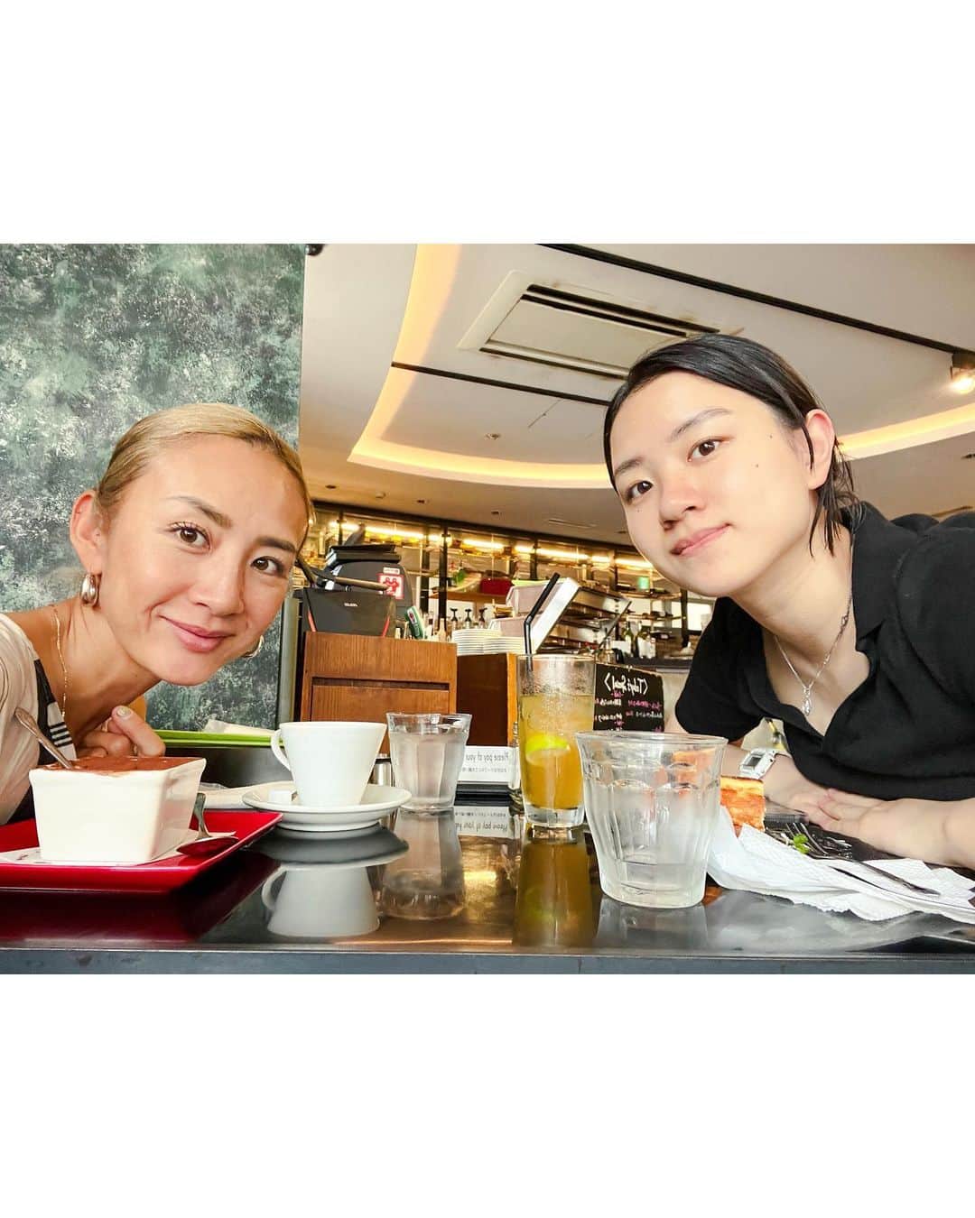 土井地恵理子のインスタグラム：「・ 肌の色も 髪の色も 全然違う母娘w  いい人との出会いがあったり 熱中できることがあったり 高校生活充実してて 何よりです◡̈  #jk #母娘 #双子のかたわれ」