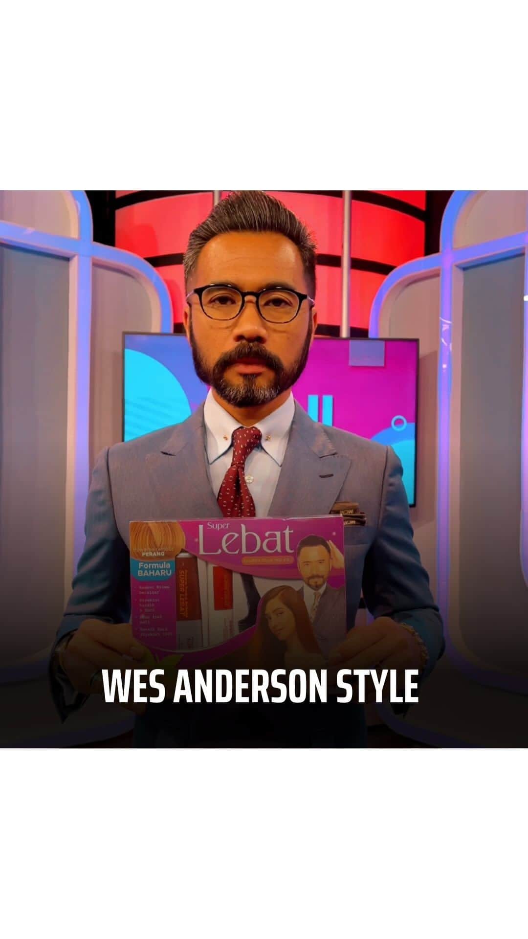 Wak Doyokのインスタグラム：「Bukan saje boleh tutup uban tau ! Boleh lebatkan & lembutkan rambut korang , yang penting telus air tau . Jom dapatkan pewarna rambut superlebat !   PERWARNA RAMBUT SUPER LEBAT Pewarna Rambut Super Lebat D’Herb tidak mengeringkan dan menjadikan rambut hitam dan perang secara semulajadi. Dirumuskan khas daripada 100% herba yang diperkaya dengan vitamin dan protein untuk kesuburan dan mempercepatkan pertumbuhan rambut  CARA PENGGUNAAN SET DHERBS PERWARNA RAMBUT SUPER LEBAT • Guna pelindung tangan, bahu/leher dan telinga untuk melindungi pakaian anda • Campurkan pewarna rambut Super Lebat 1 & 2 ke dalam bekas kecil (bergantung pada panjang rambut), kacau dan sapu ke seluruh rambut (elakkan terkena kulit kepala) • Biarkan selama 30-45 minit(bergantung kepada keadaan rambut) dan gunakan pelindung rapi untuk menutupi rambut. • Bilas rambut 2 atau 3 kali bagi memastikan seluruh rambut dan akar rambut bersih dan mendapat hasil warna yang diinginkan • Lebihan pewarna rambut yang dicampur tadi tidak boleh digunakan kembali • Jauhi daripada kanak-kanak  Boleh comment atau whatsapp agent-agent kami dan mereka akan membalas dengan segera  1 .Zahirah  016- 3616289 Selangor/Kuala Lumpur @butikashijabdherbs @zahirahsoo.zs *BUTIK AS HIJAB & D’HERBS* Lot G34 & G35 Giant Hypermarket Jalan PJU 5/1, Kota Damansara,47810 Petaling Jaya,selangor  2.Rahimah 017 - 3742851 Shah Alam  @as.hijabexclusive   3.Zana 011-11757532 Gombak/Batu Caves @zanayusof_aslegacy  4.Marina 013 - 2048584 Lembah Klang @marina_zzain  5 .Fadzrul 017- 2388234 Selayang / Kepong @coach_fadzrul   6.Nana 016 - 3737292 Wangsa Maju  @nana_aslegacykl   7.Nurul fadzilah 011- 57816647 @kak.n_aslegacy.kl  @as.hijabexclusive_kl  8.Haidaacma 019- 2481528 Klang @acmahaidir @butikdherbsklang  Lot S02, 2nd Floor, Aeon Bukit Tinggi Shopping Centre, Bandar Bukit Tinggi 2, 41200 Klang, Selangor  9.zulfa 65 90610915 Singapore  @dherbs_singapura  10. Jannah 65 87371793 Singapore @as.legacy.global  11.Diana jaafar 017 - 2022927 Hulu Klang / Ampang @diana.heyyheyy  12 .Azah abu 019 - 7790422 Johor @aslegacy.johor  13.liss delly - +62 812-80208321 Indonesia  *ANDA BERMINAT UNTUK MENJADI AGENT KAMI?* Hubungi kami segera!!!」