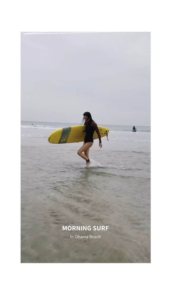 馬詰まほのインスタグラム：「Morning  Surf〰︎ めろーすぎてたくさん練習できたしあわせ。 怪我たくさんしたけど ｻｲｺｳﾃﾞｼﾀ🏄🩵🫰🏽✨ ウェットは安定のビラボンさんです♡ @billabongwomensjp  @billabong_japan  w / @akkospongeee  #mellowwaves #ohamabeach #surftrip #morningsurf」