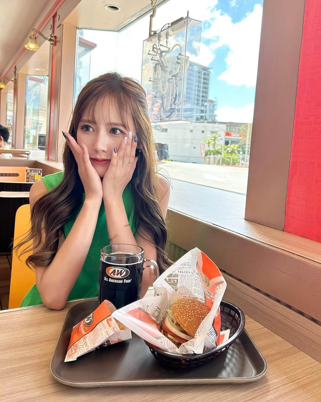 yurishonさんのインスタグラム写真 - (yurishonInstagram)「💚💚💚 ⁡ ⁡ ⁡ ずっと行きたかったA&W🍔✨ ⁡ ハンバーガーは最高に美味しかったけど 初めてのルートビアは苦手だったな😂🥤笑 ⁡ ⁡ ⁡ ⁡ #a&w#沖縄グルメ#沖縄旅行#沖縄ハンバーガー #沖縄カフェ#エンダー」6月19日 20時40分 - yurishon