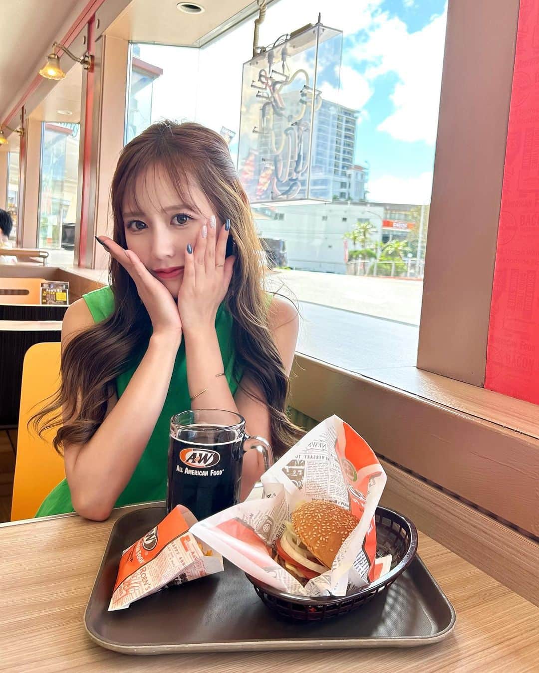 のインスタグラム：「💚💚💚 ⁡ ⁡ ⁡ ずっと行きたかったA&W🍔✨ ⁡ ハンバーガーは最高に美味しかったけど 初めてのルートビアは苦手だったな😂🥤笑 ⁡ ⁡ ⁡ ⁡ #a&w#沖縄グルメ#沖縄旅行#沖縄ハンバーガー #沖縄カフェ#エンダー」
