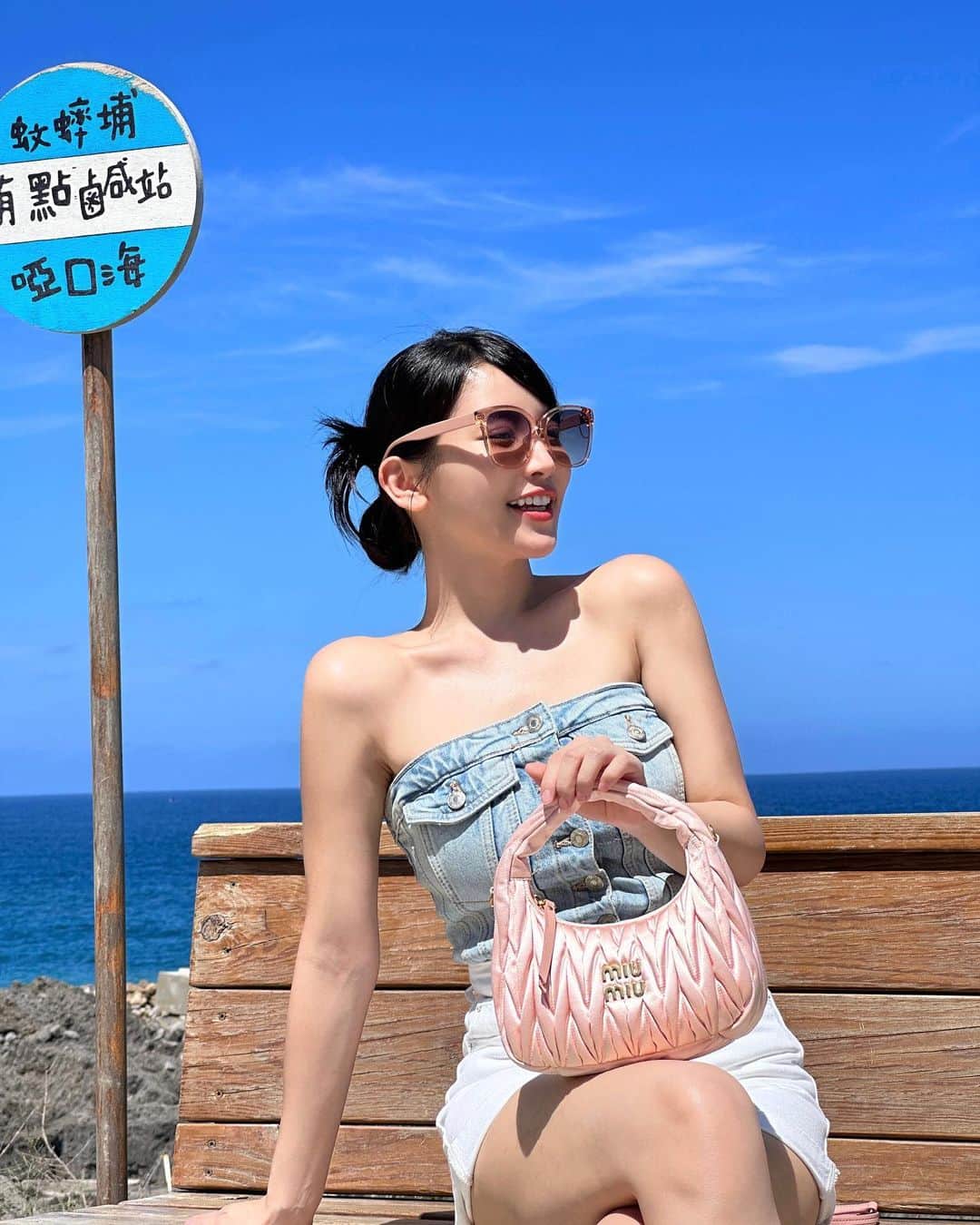 蔡瑞雪（Ruixue Tsai）のインスタグラム：「陽光就是最美的濾鏡💛  @miumiu #miumiu」